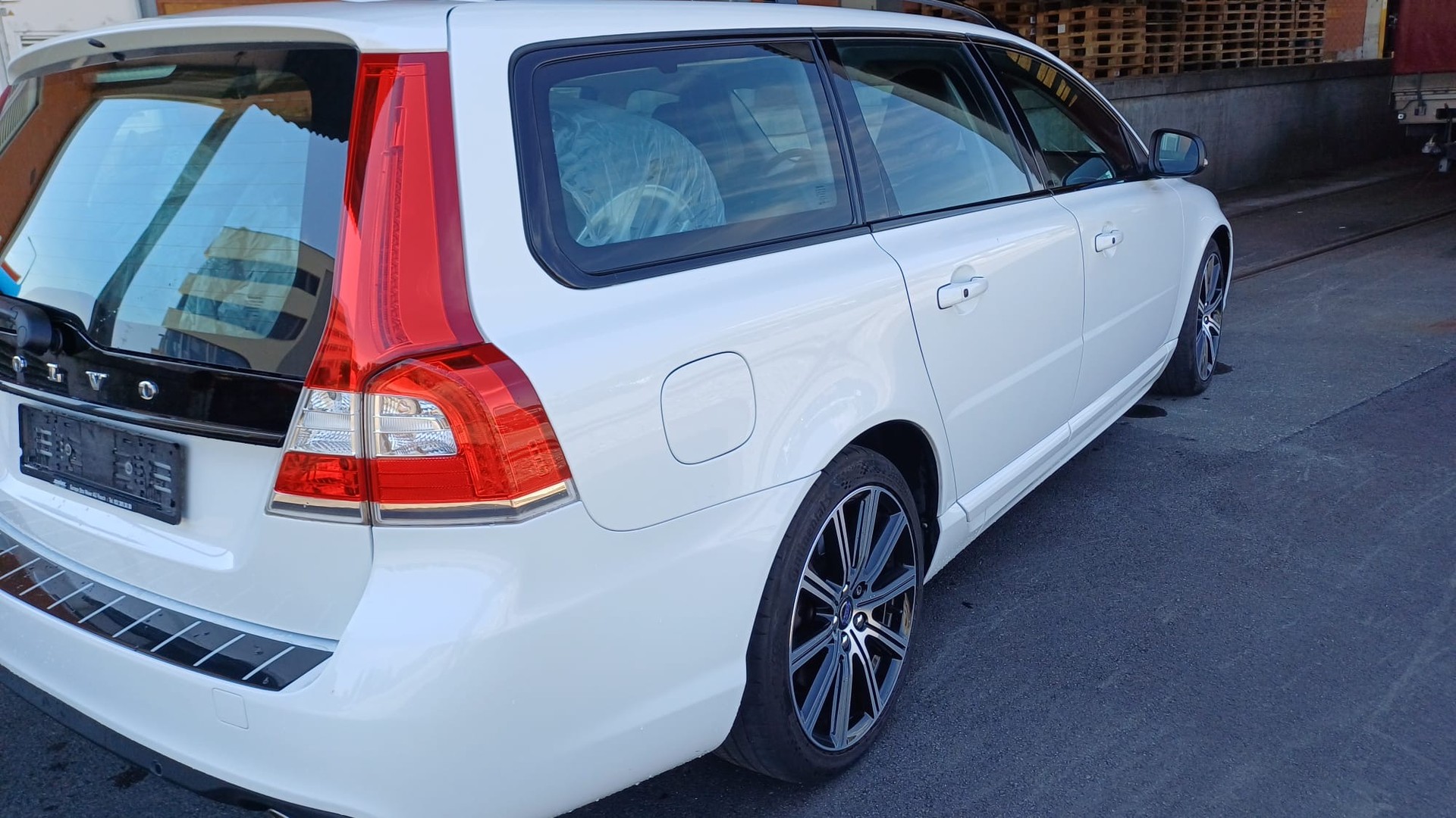 VOLVO V70 D4 AWD Momentum Classic Edition Geartronic-image-4