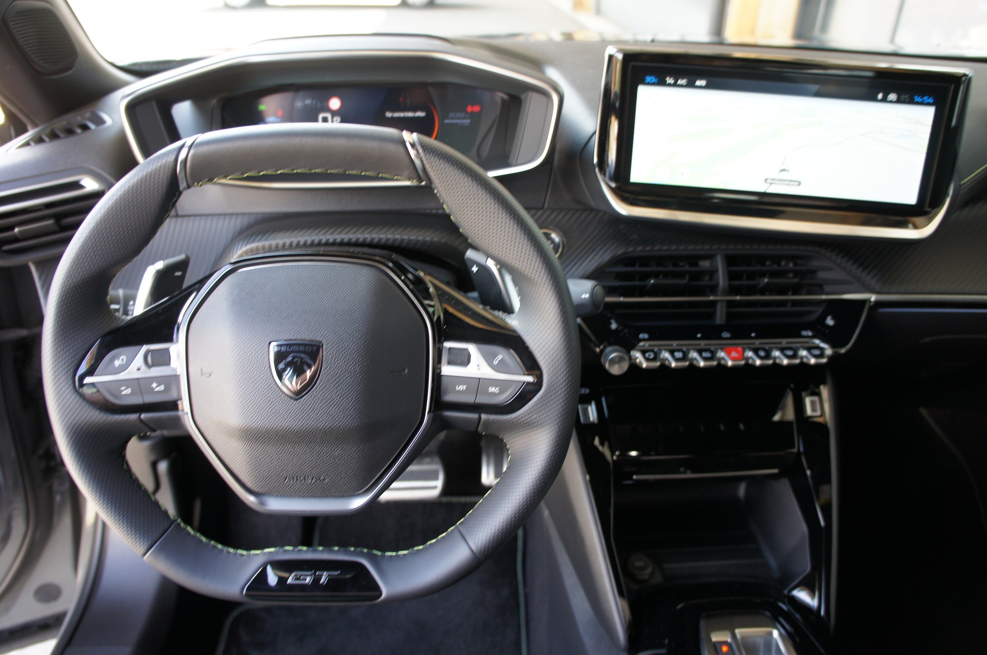 PEUGEOT 2008 1.2 145 MHEV GT-image-23