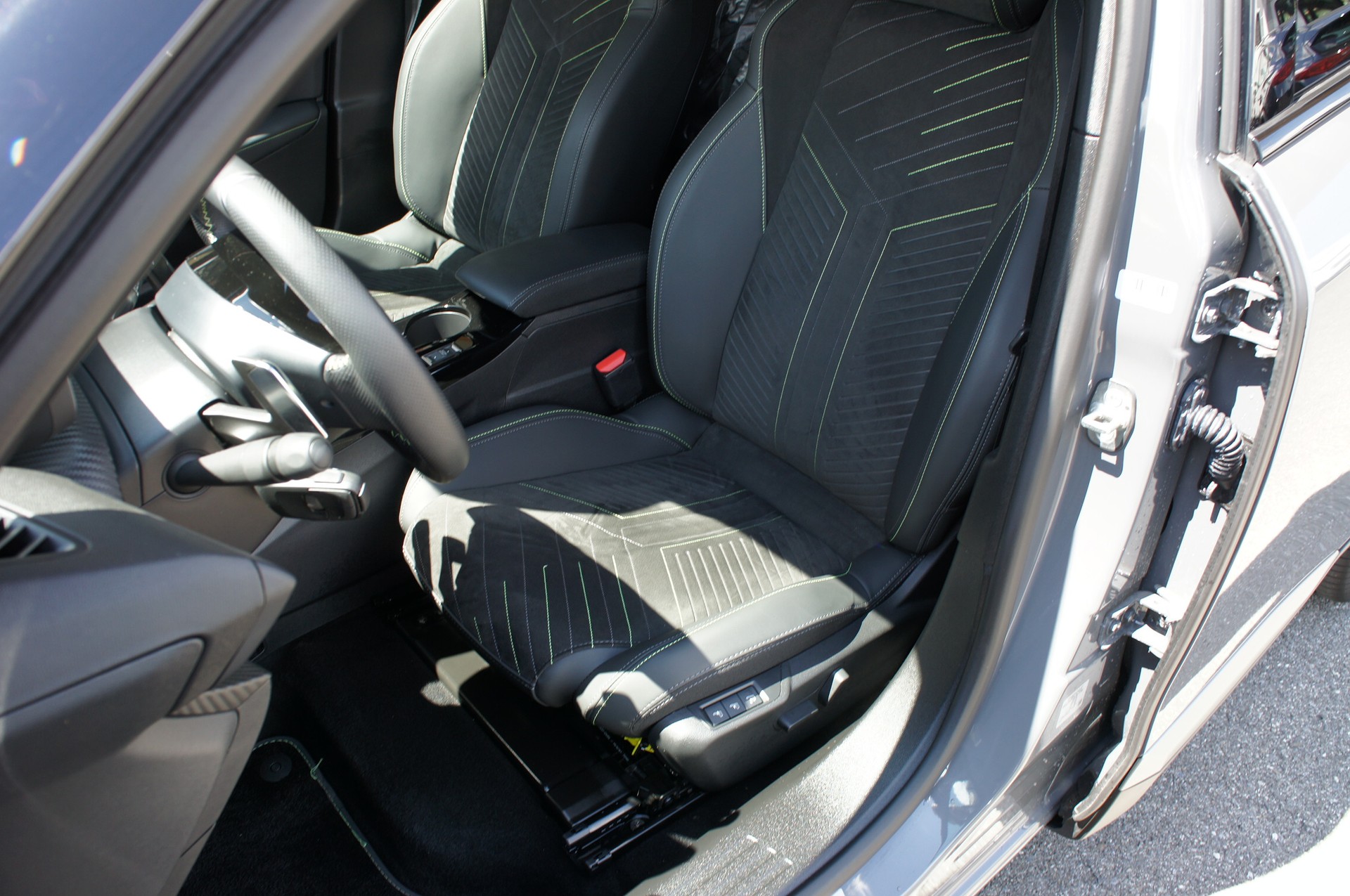 PEUGEOT 2008 1.2 145 MHEV GT-image-13