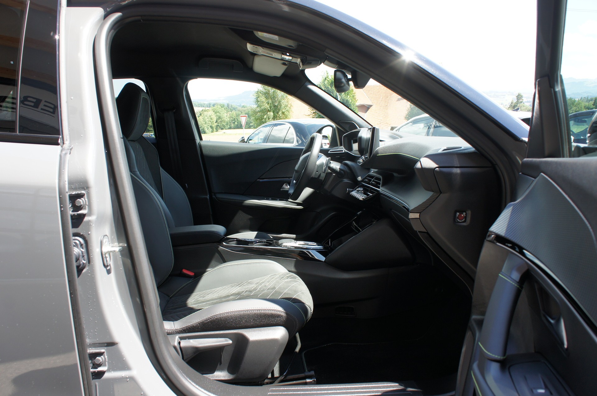 PEUGEOT 2008 1.2 145 MHEV GT-image-8