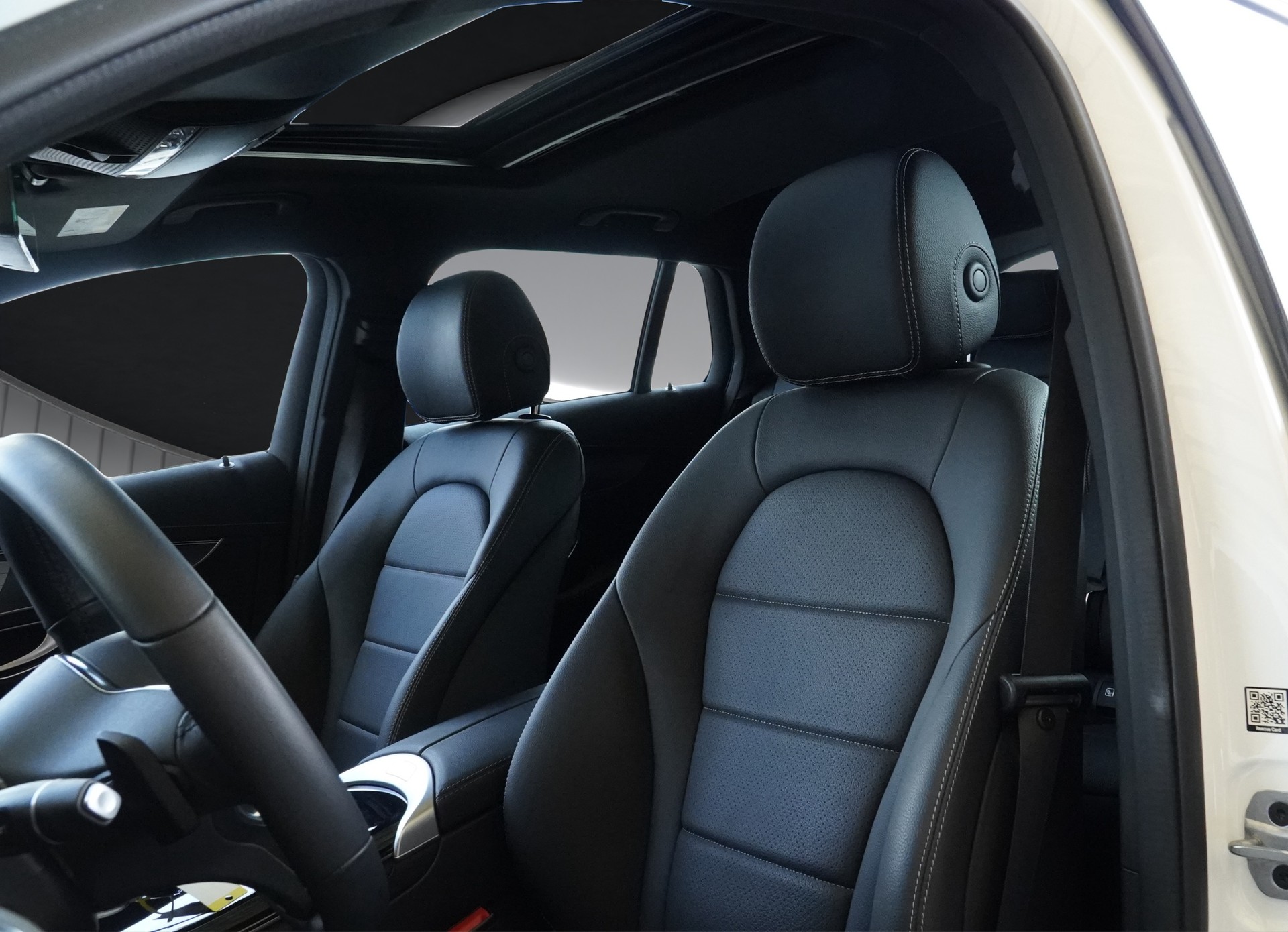 MERCEDES-BENZ EQC 400 4Matic EQ Star *CH Fahrzeug & AHK-1800*-image-11