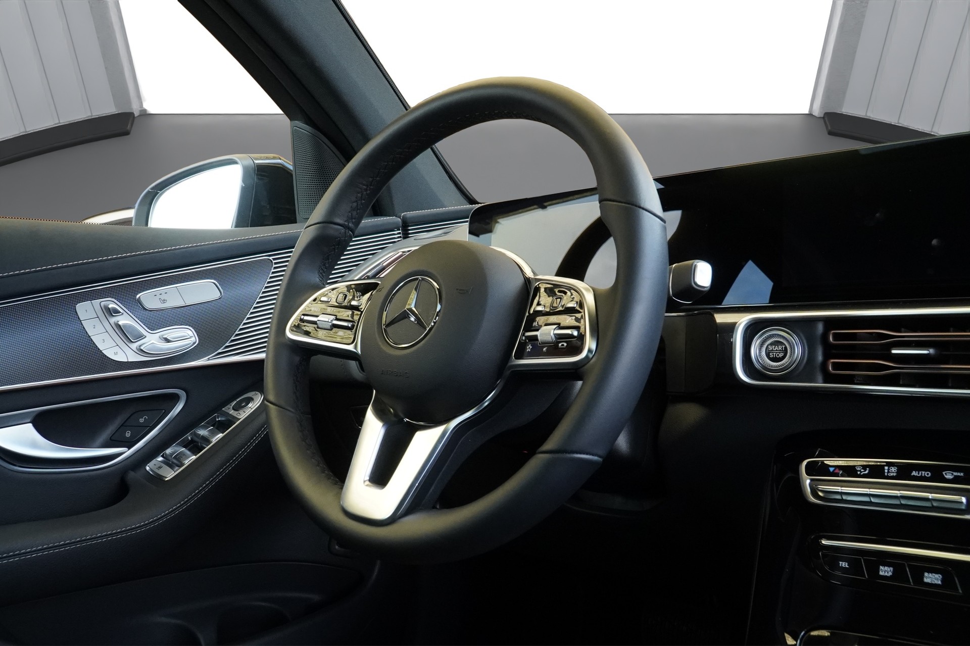 MERCEDES-BENZ EQC 400 4Matic EQ Star *CH Fahrzeug & AHK-1800*-image-14