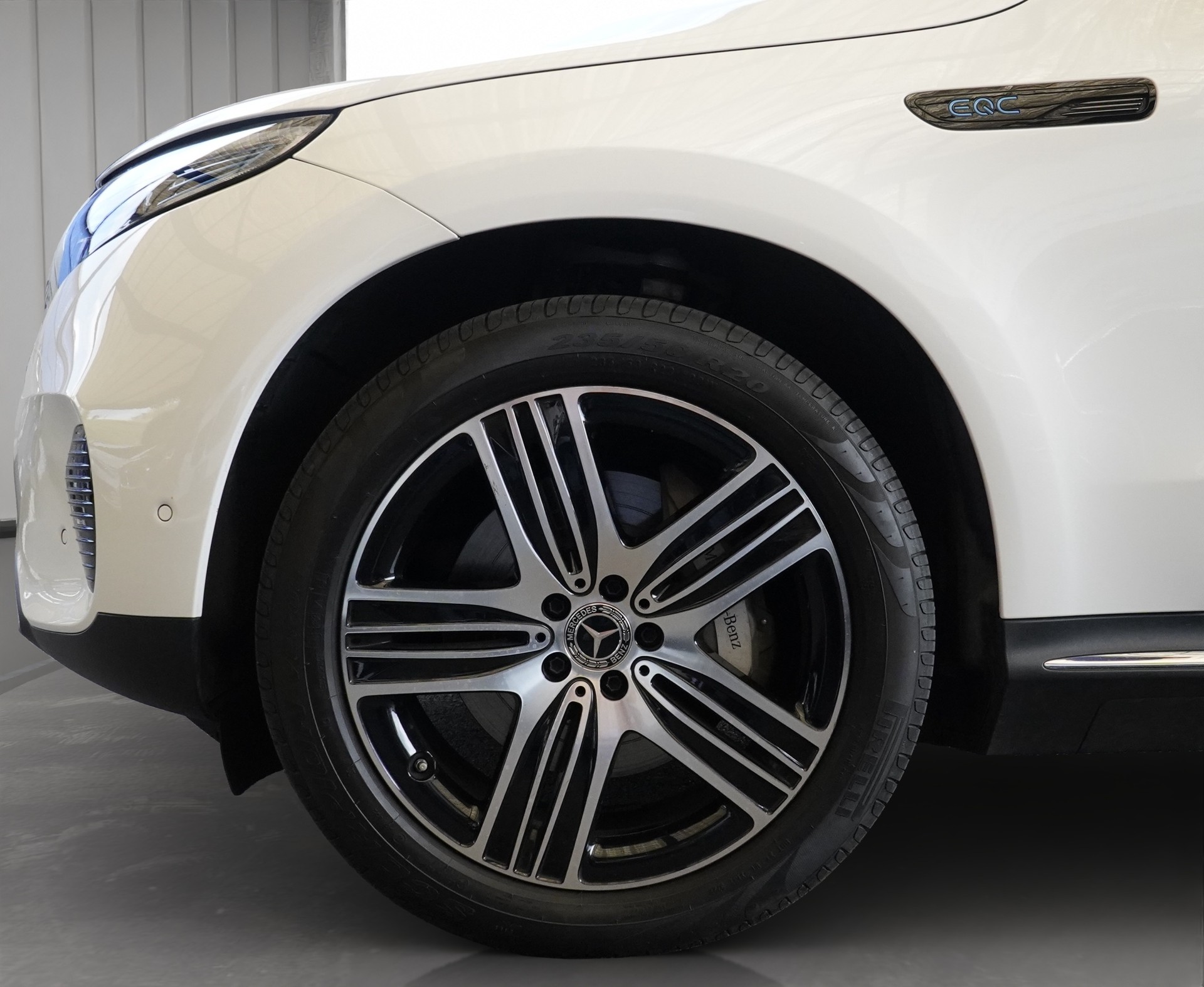 MERCEDES-BENZ EQC 400 4Matic EQ Star *CH Fahrzeug & AHK-1800*-image-7