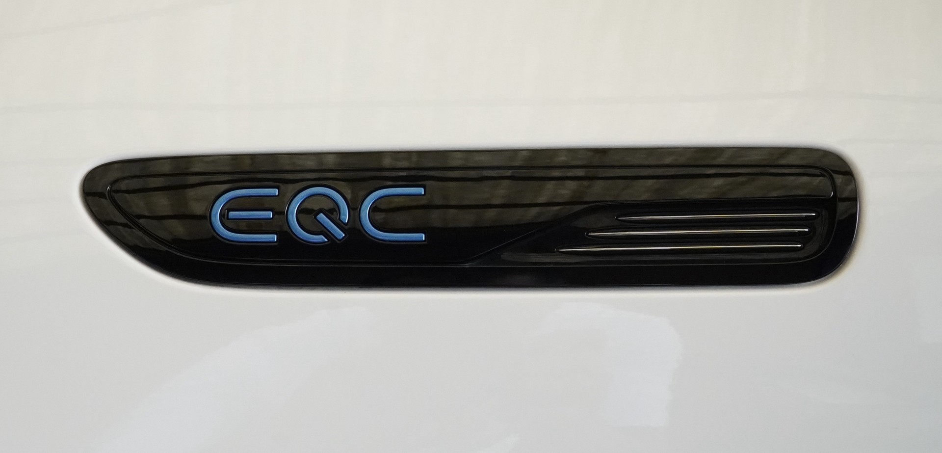 MERCEDES-BENZ EQC 400 4Matic EQ Star *CH Fahrzeug & AHK-1800*-image-8