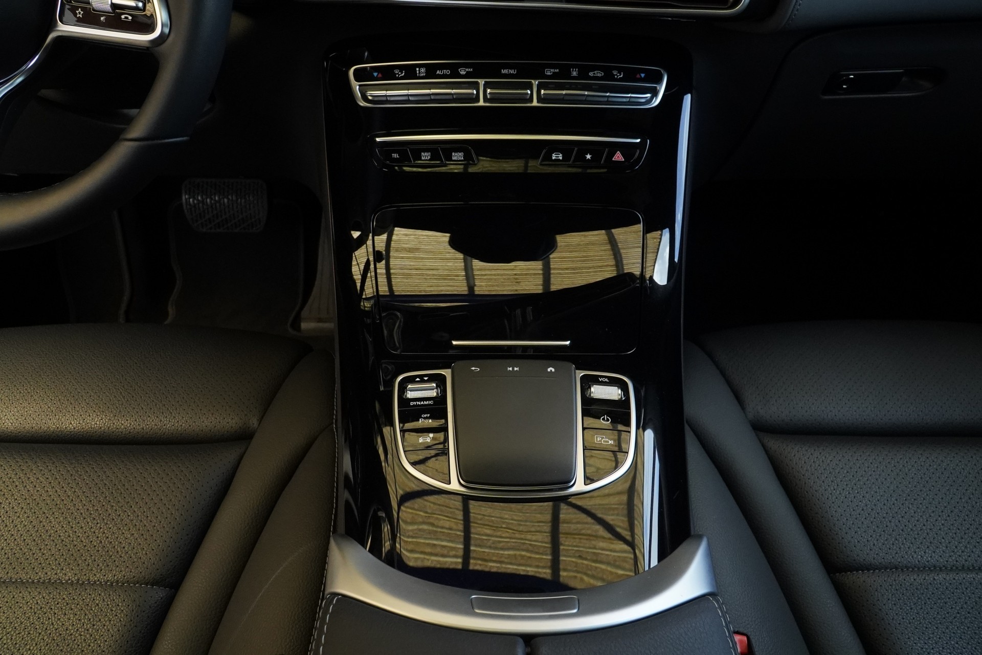 MERCEDES-BENZ EQC 400 4Matic EQ Star *CH Fahrzeug & AHK-1800*-image-10