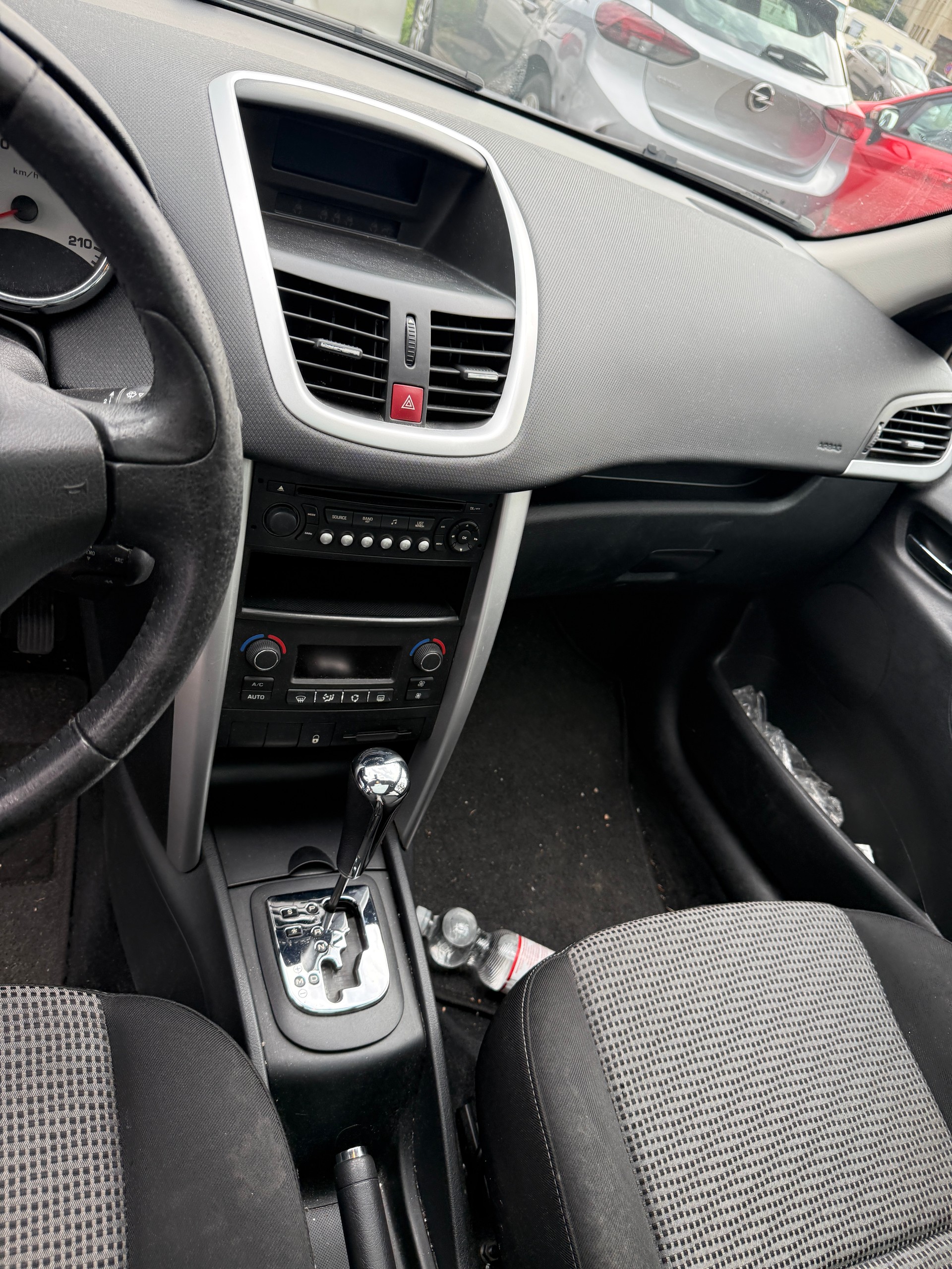 PEUGEOT 207 1.6 16V Lion Edition Automatic-image-9