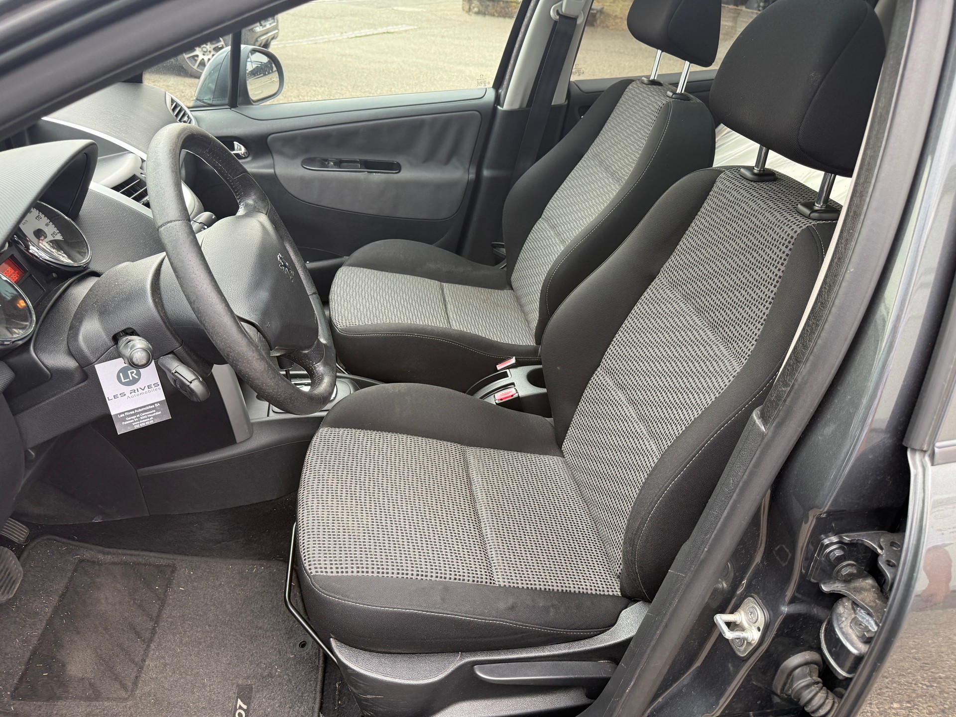 PEUGEOT 207 1.6 16V Lion Edition Automatic-image-7