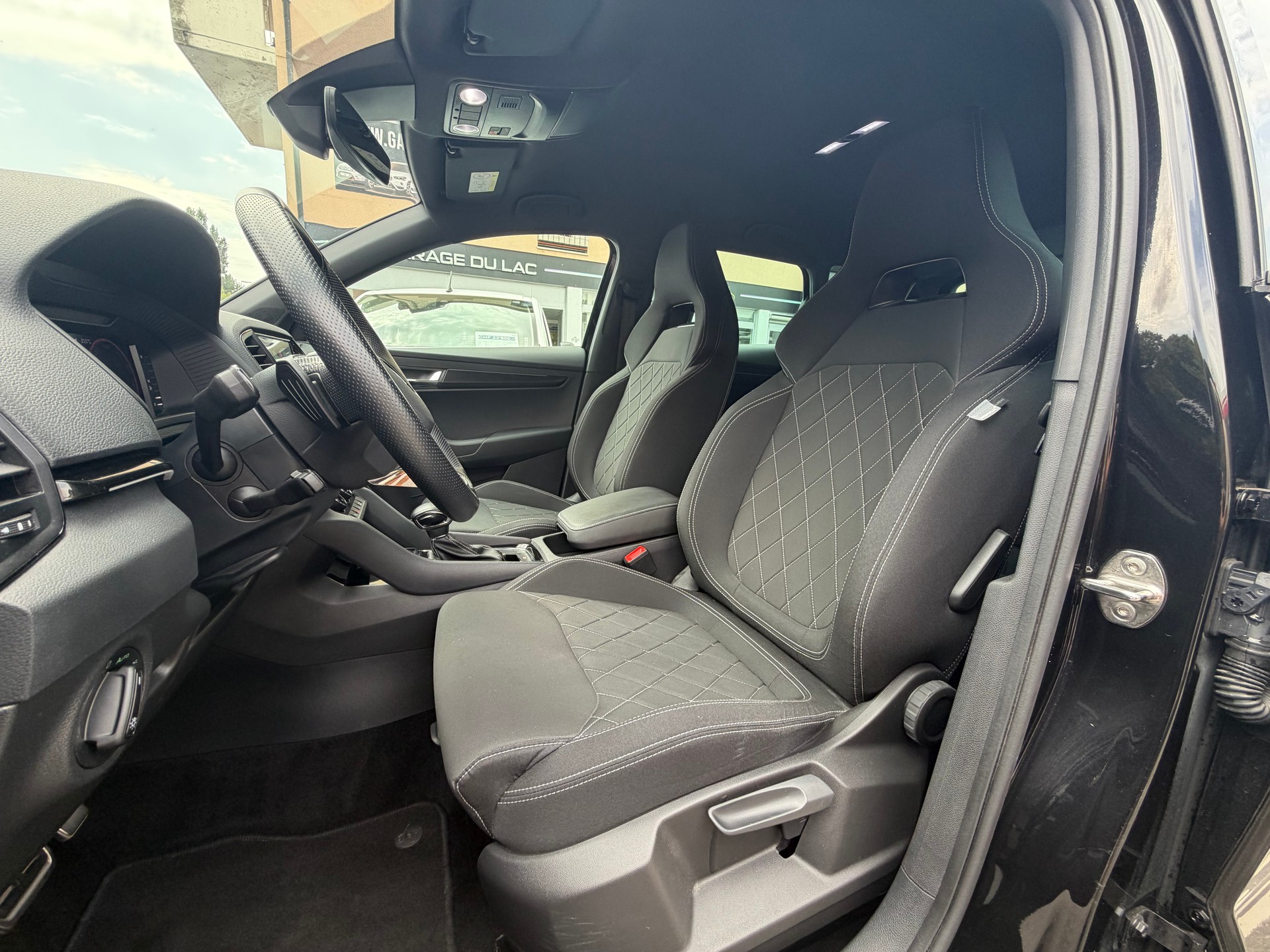 SKODA Karoq 1.5 TSI SportLine DSG-image-9
