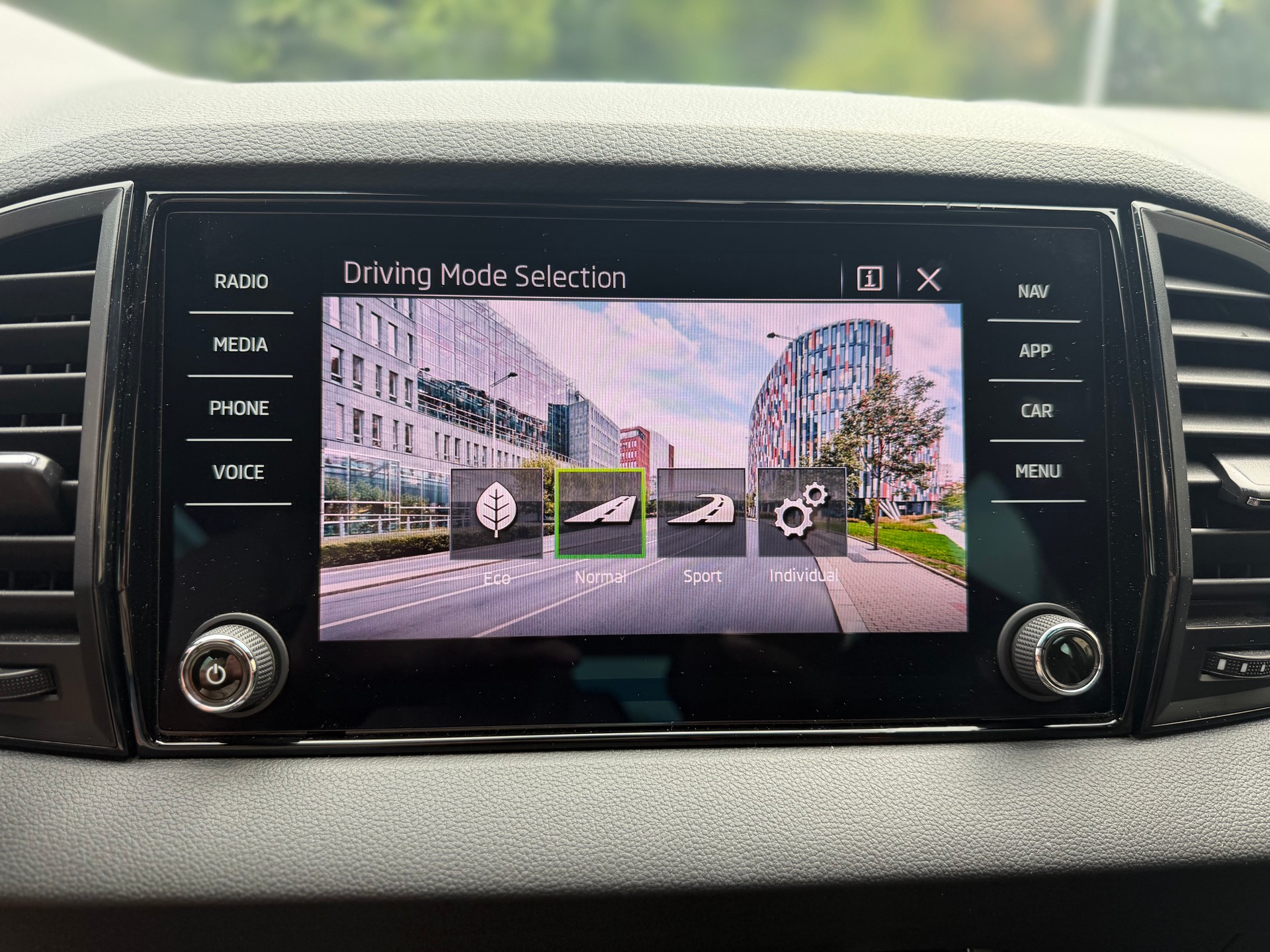 SKODA Karoq 1.5 TSI SportLine DSG-image-21