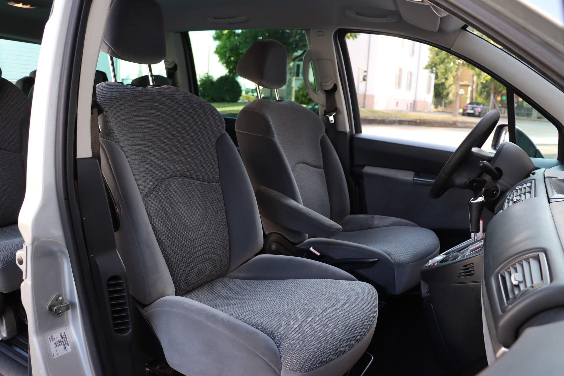PEUGEOT 807 2.0 16V (SR) Family Automatic-image-8