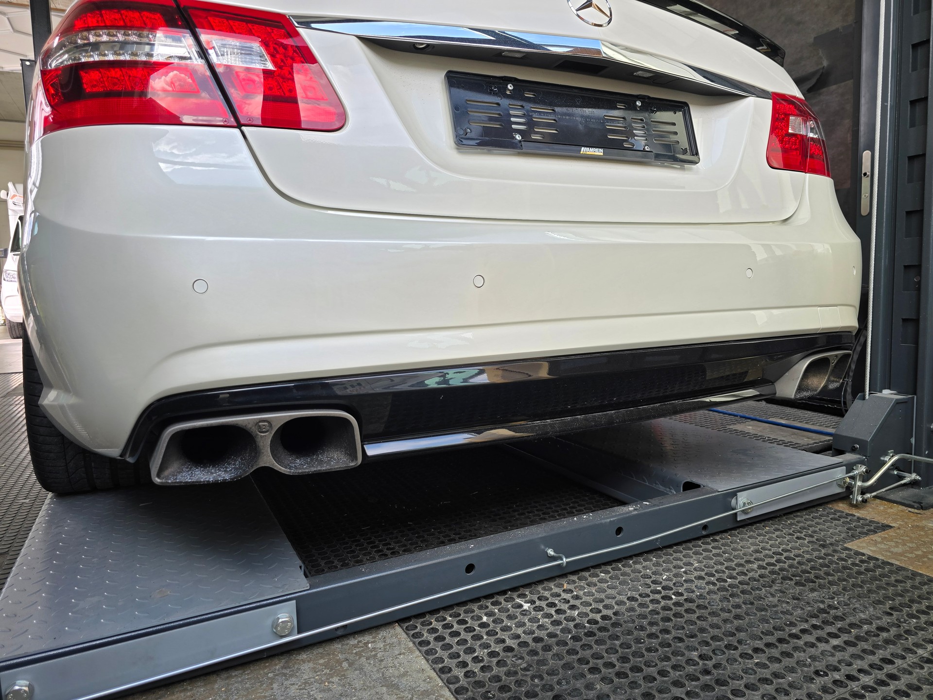MERCEDES-BENZ E 63 CGI AMG 7G-Tronic-image-10
