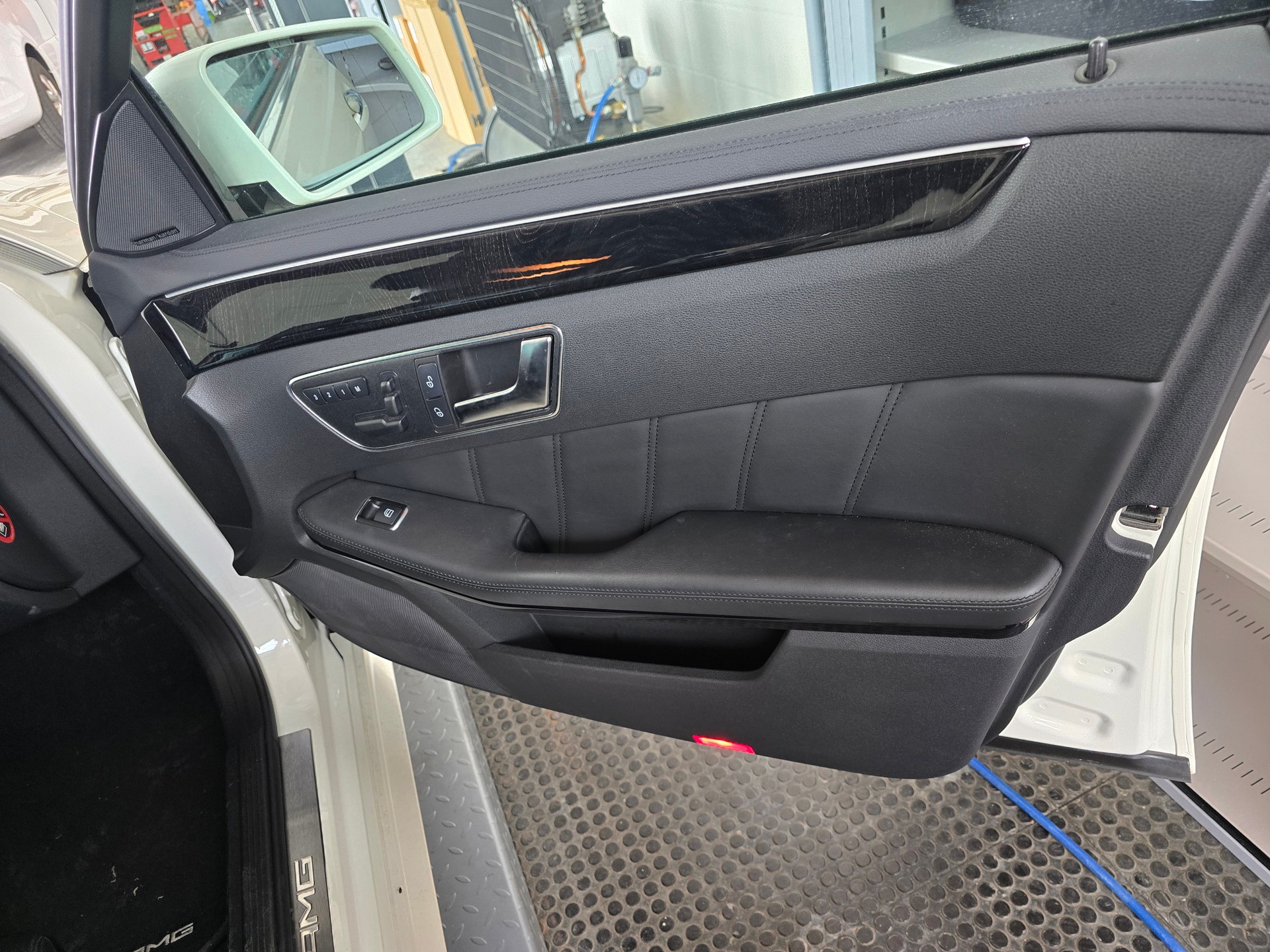 MERCEDES-BENZ E 63 CGI AMG 7G-Tronic-image-6