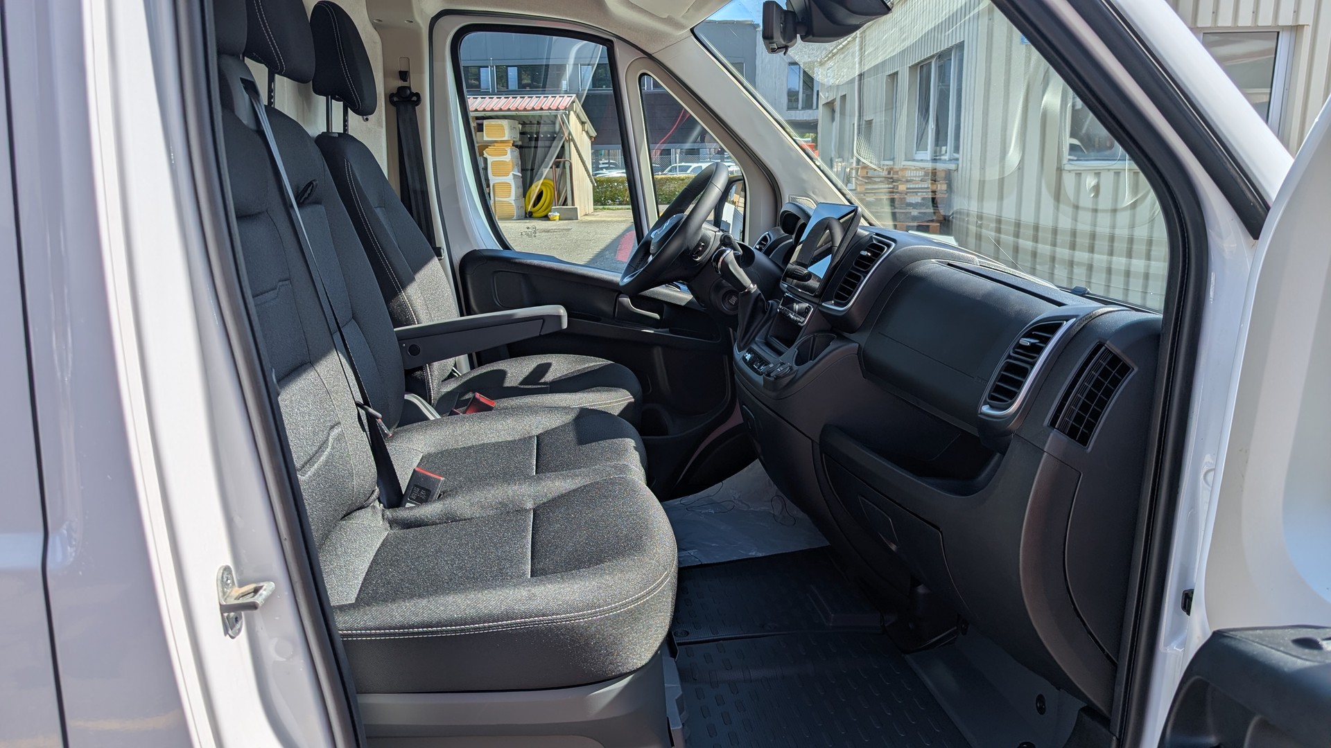 CITROEN Jumper 35 2.2 BlueHDi 140 L2H2 EAT8-image-9