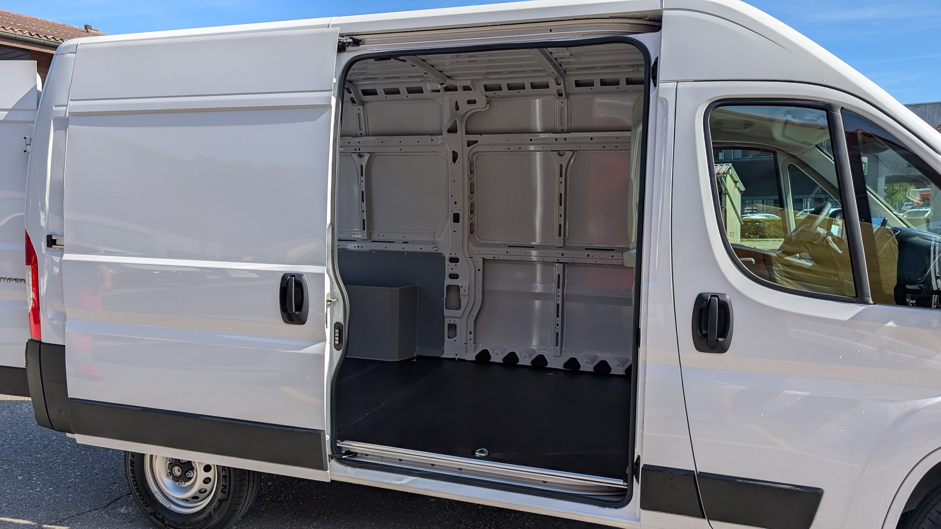 CITROEN Jumper 35 2.2 BlueHDi 140 L2H2 EAT8-image-19