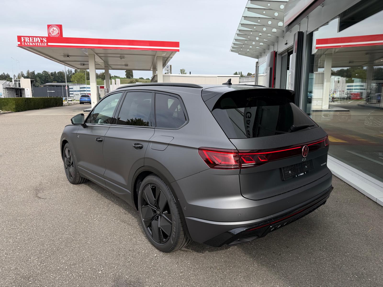 VW Touareg 3.0 TSI eHybrid R Final Edition Tiptronic-image-2