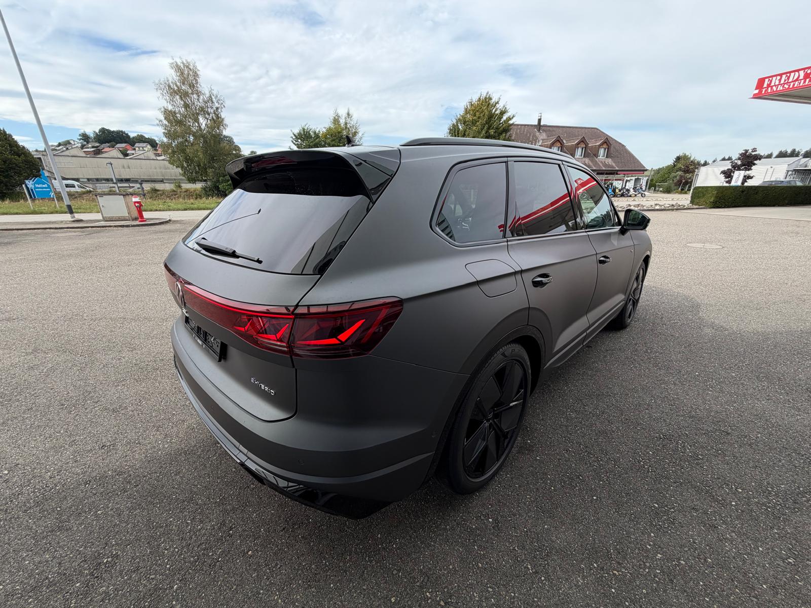 VW Touareg 3.0 TSI eHybrid R Final Edition Tiptronic-image-4