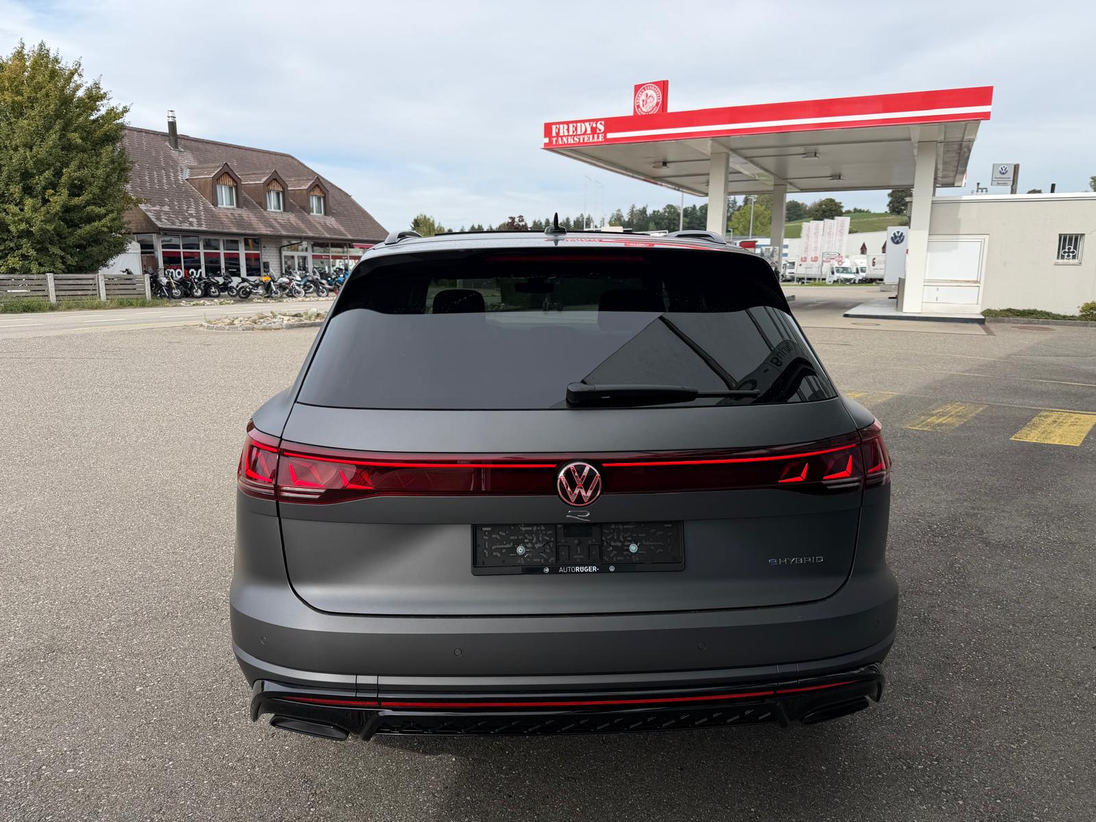 VW Touareg 3.0 TSI eHybrid R Final Edition Tiptronic-image-3
