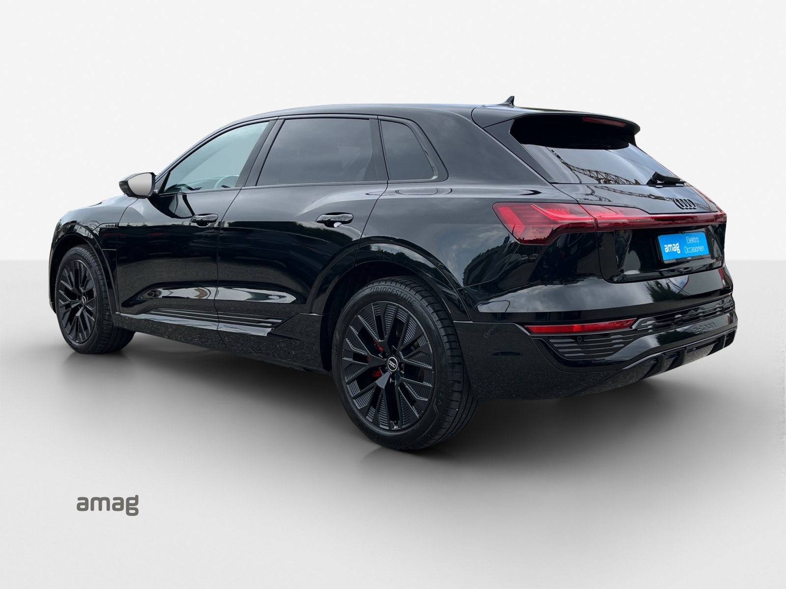 AUDI Q8 50 e-tron Black Edition quattro-image-2