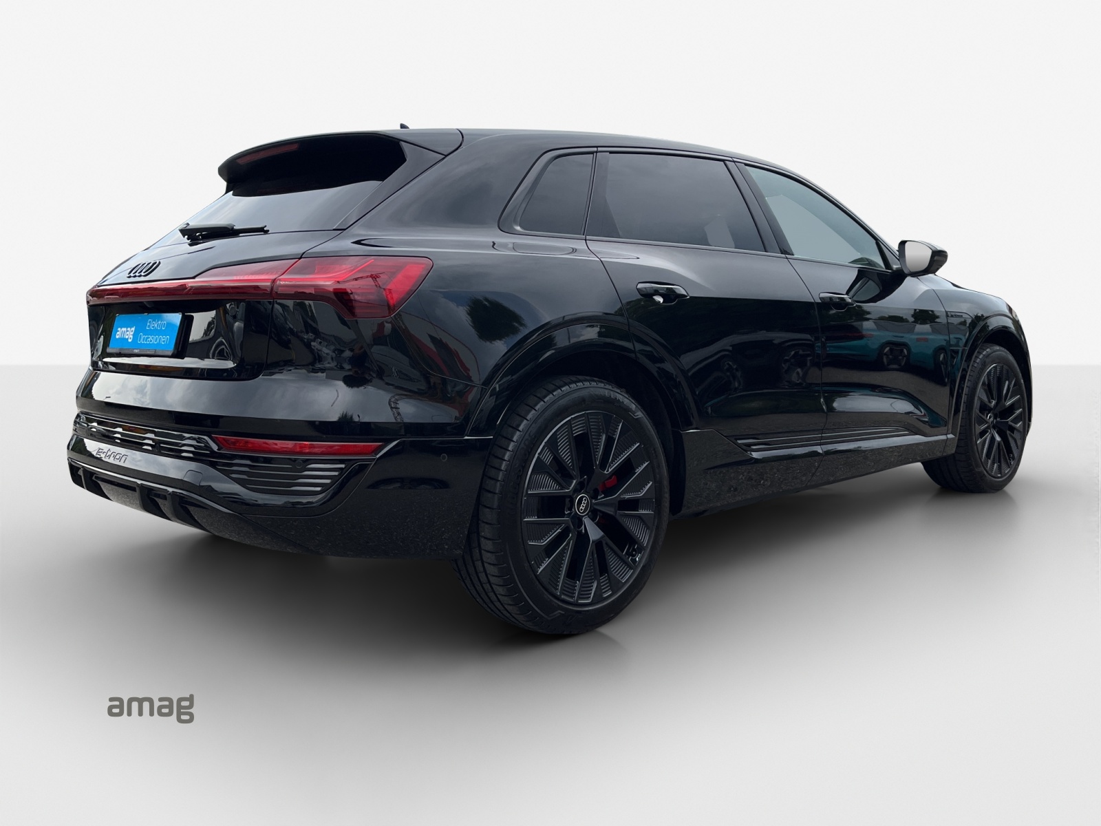 AUDI Q8 50 e-tron Black Edition quattro-image-4