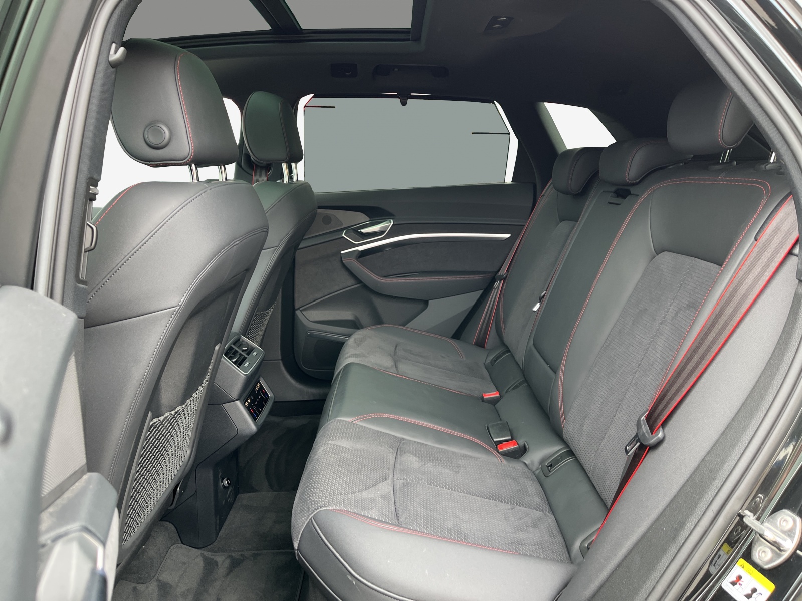 AUDI Q8 50 e-tron Black Edition quattro-image-11