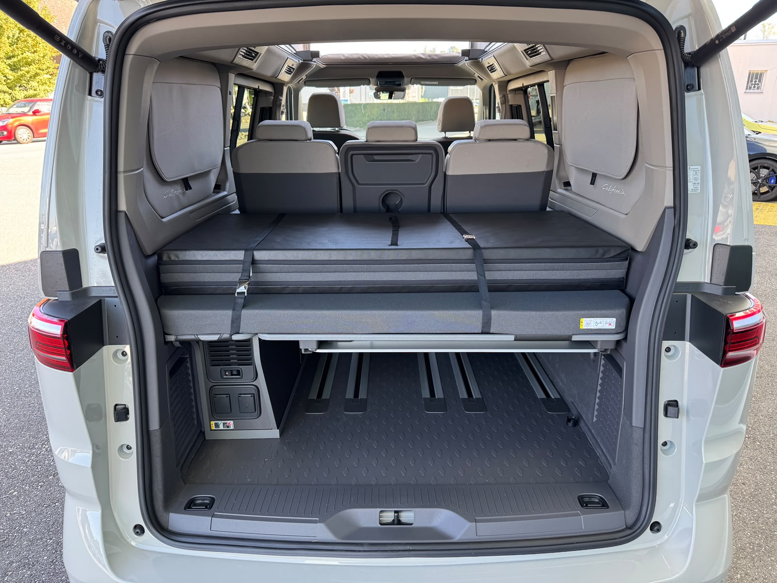 VW California eHybrid Beach Tour Liberty 4Motion / 4x4 mit 5-Sitzplätzen / Faceliftmodell 2027-image-8