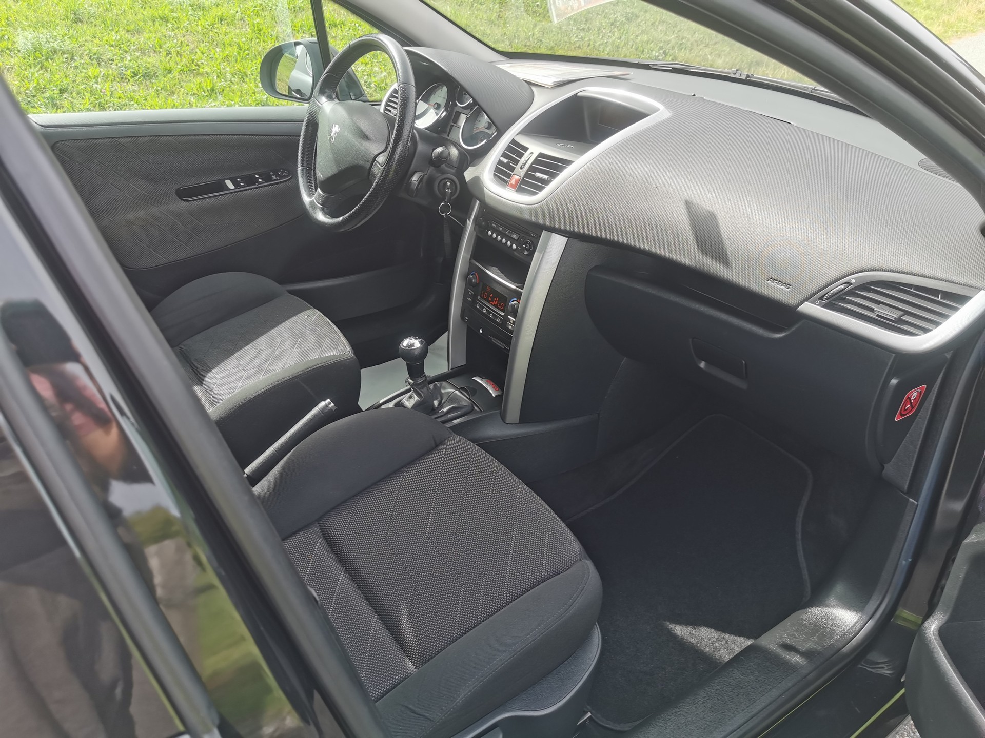 PEUGEOT 207 1.6 16V Turbo GT 150-image-11