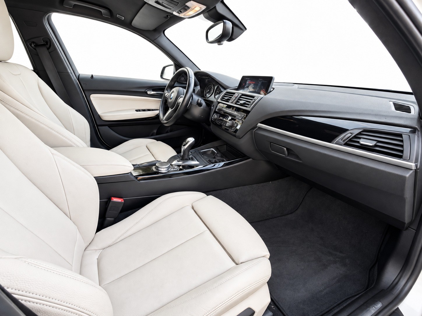 BMW M135i xDrive Steptronic-image-16