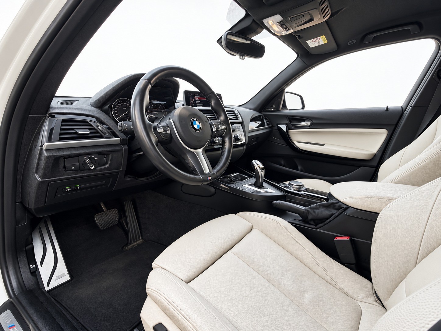 BMW M135i xDrive Steptronic-image-10