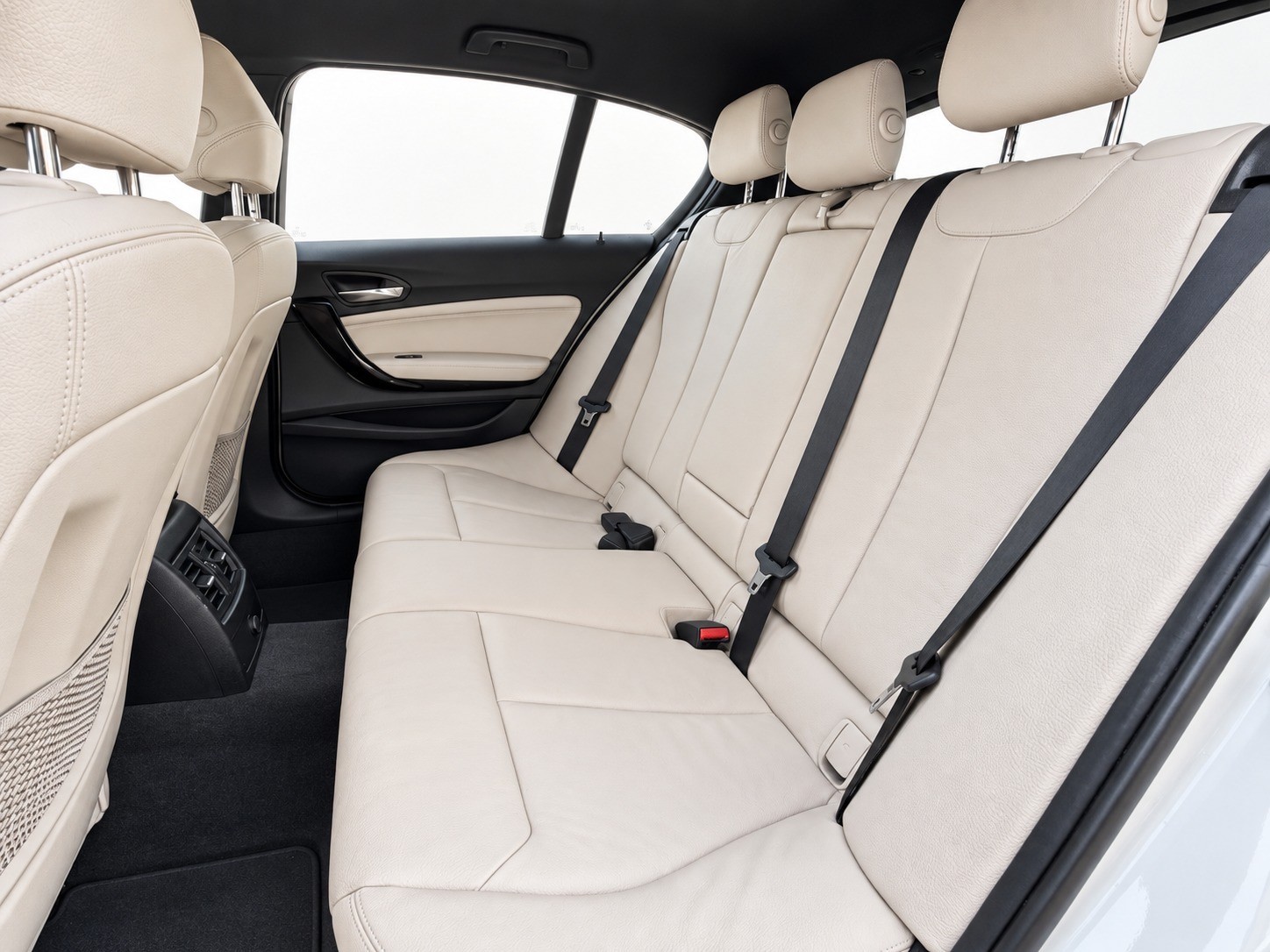 BMW M135i xDrive Steptronic-image-18