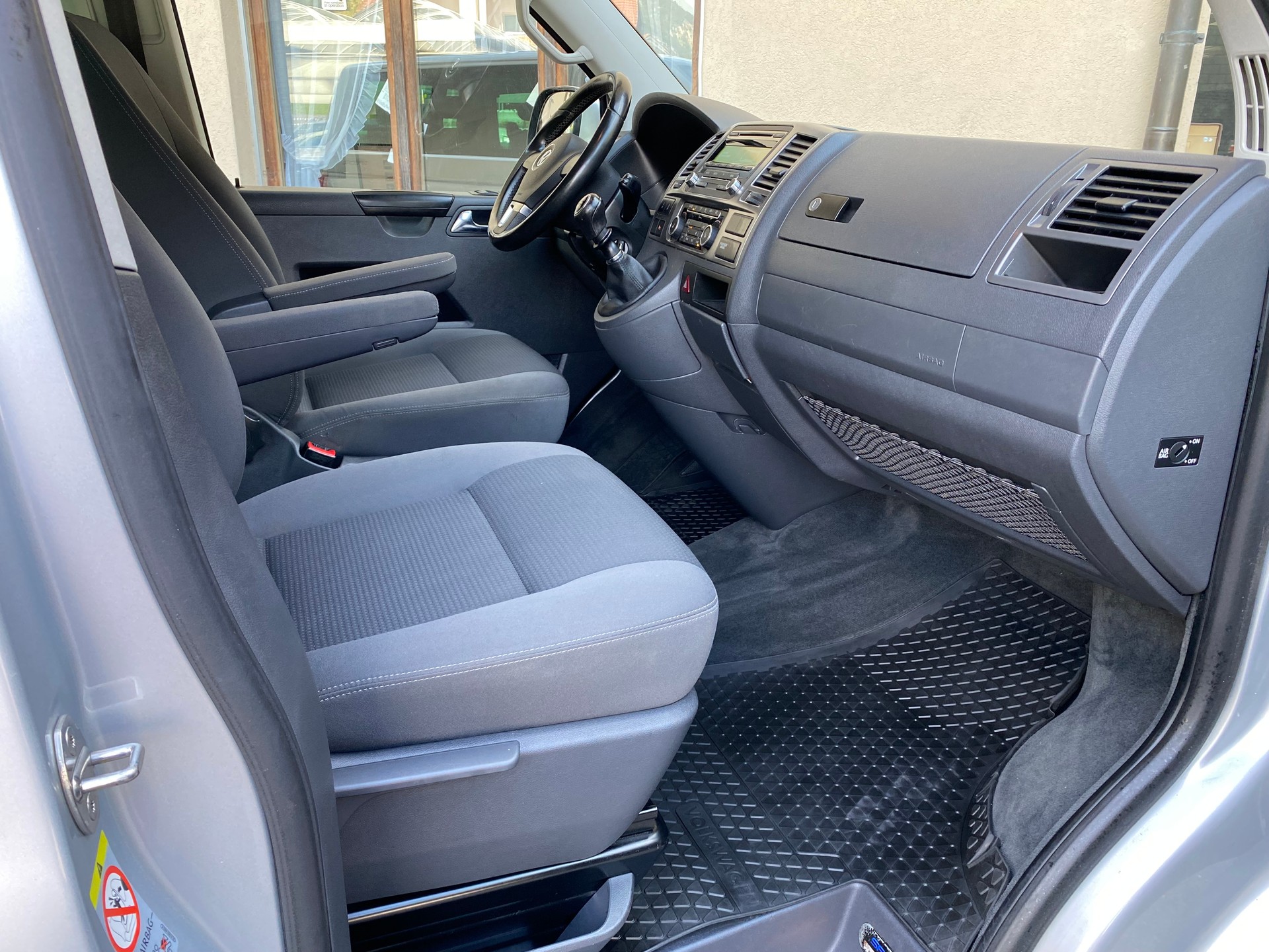 VW T5 Multivan 2.0 TDI CR Spezial 4Motion-image-5