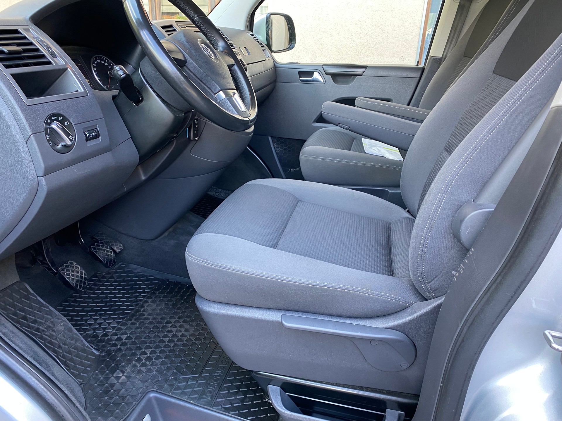 VW T5 Multivan 2.0 TDI CR Spezial 4Motion-image-2