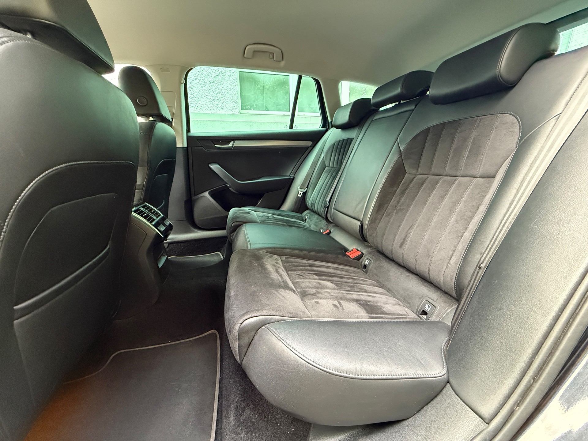 SKODA Superb Combi 2.0 TDi Ambition 4x4 DSG-image-9