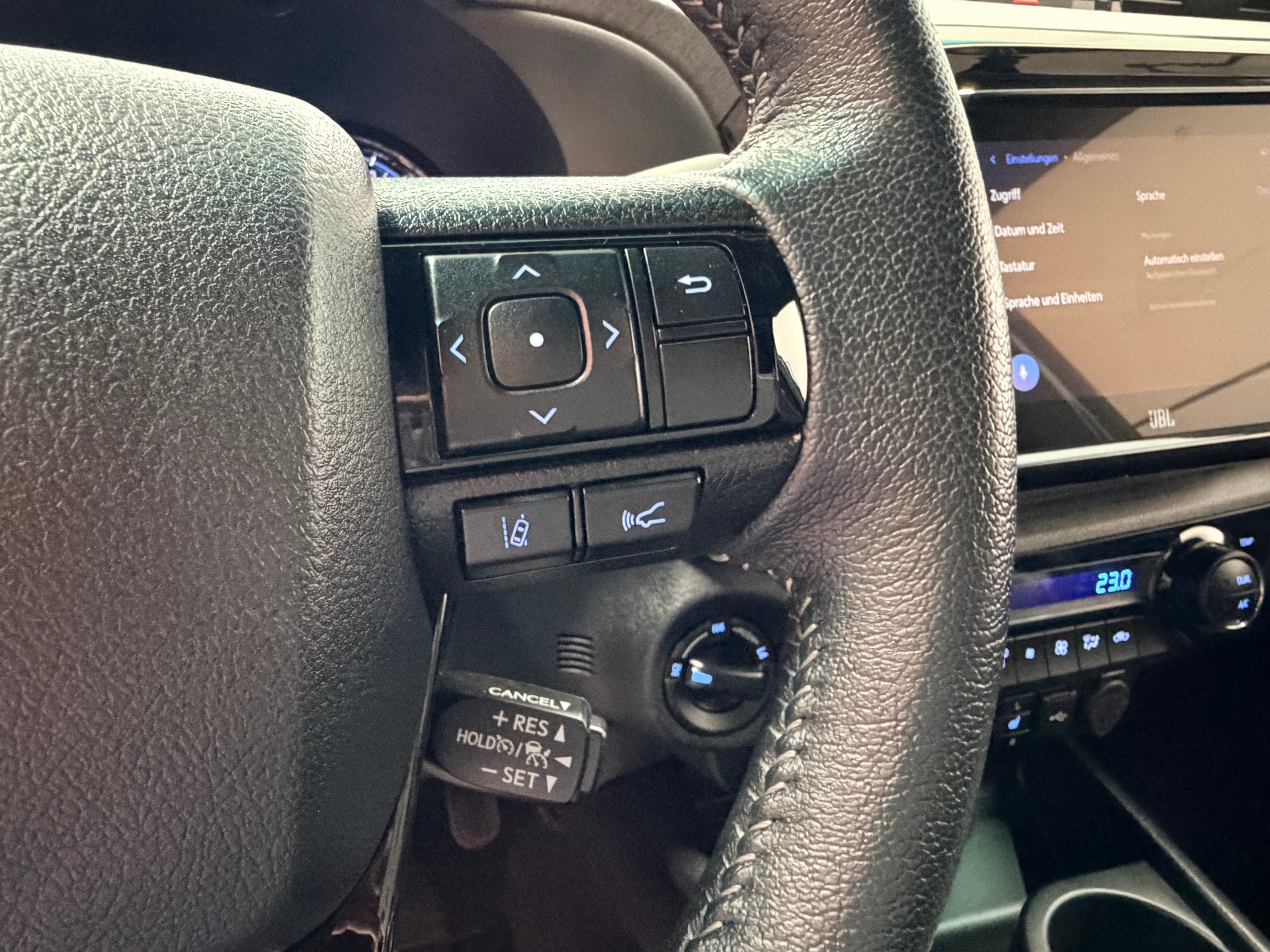 TOYOTA Hilux 2.8d MHEV Invincible Double Cab 4x4-image-26