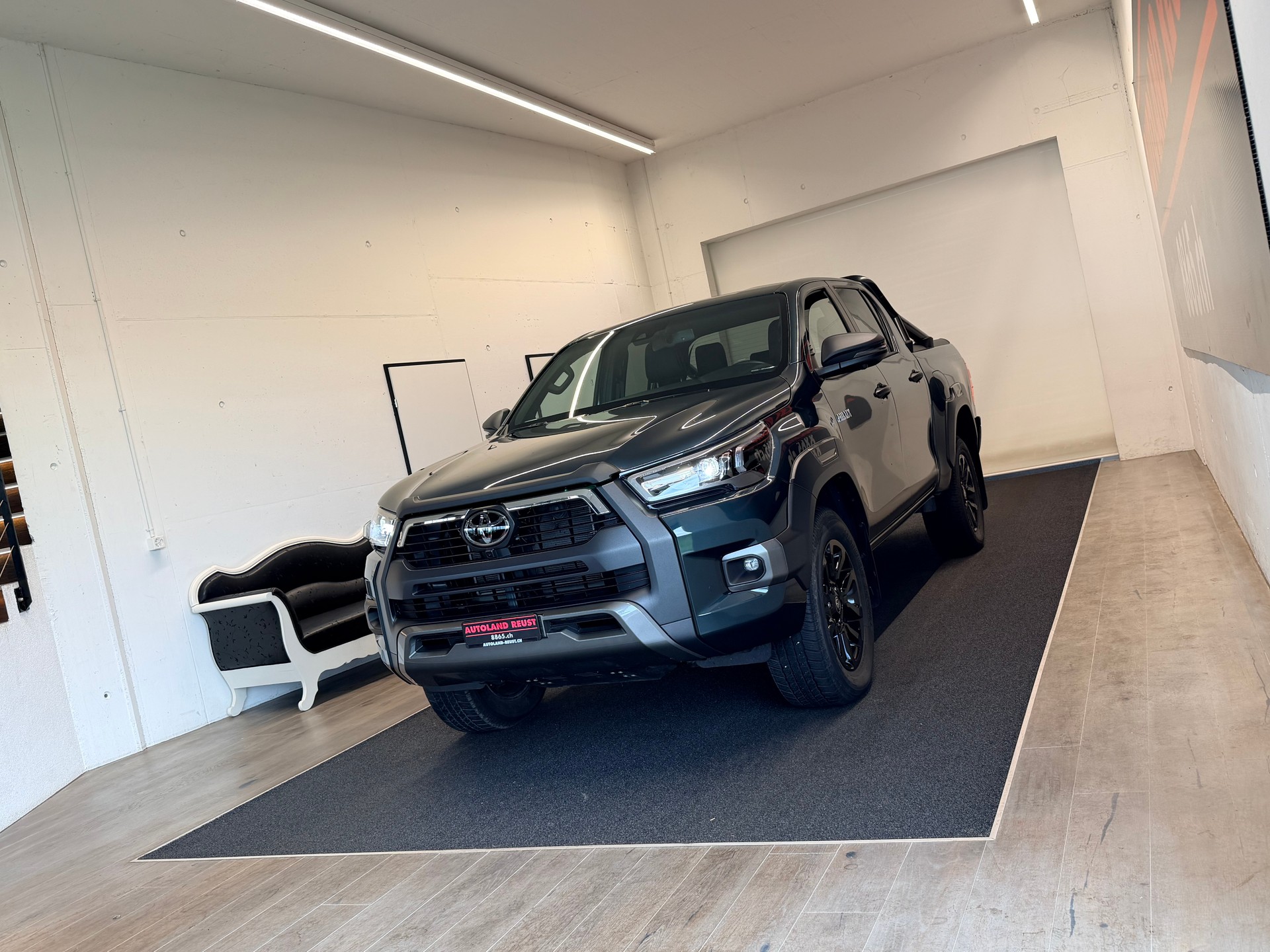 TOYOTA Hilux 2.8d MHEV Invincible Double Cab 4x4-image-2