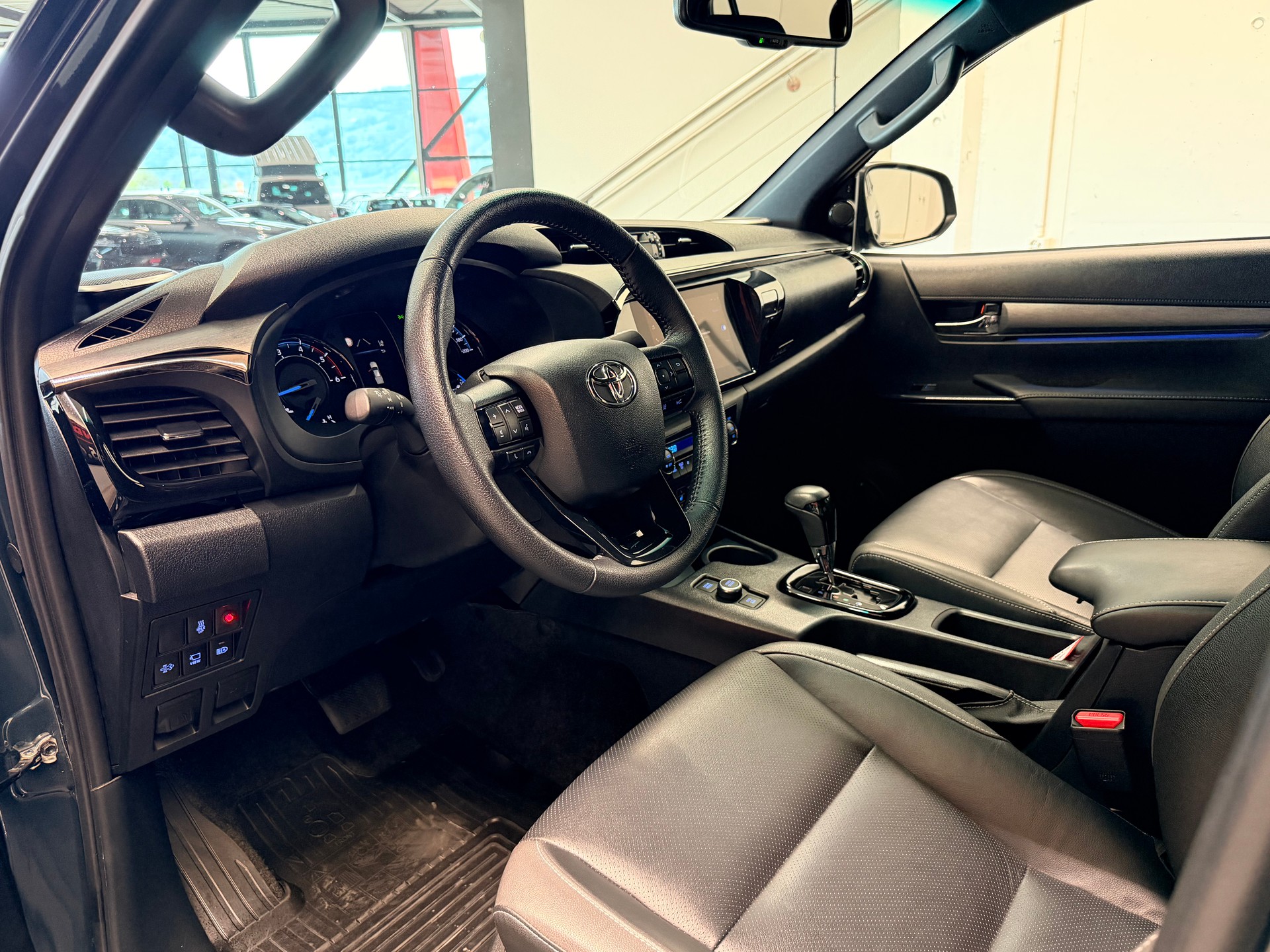 TOYOTA Hilux 2.8d MHEV Invincible Double Cab 4x4-image-12