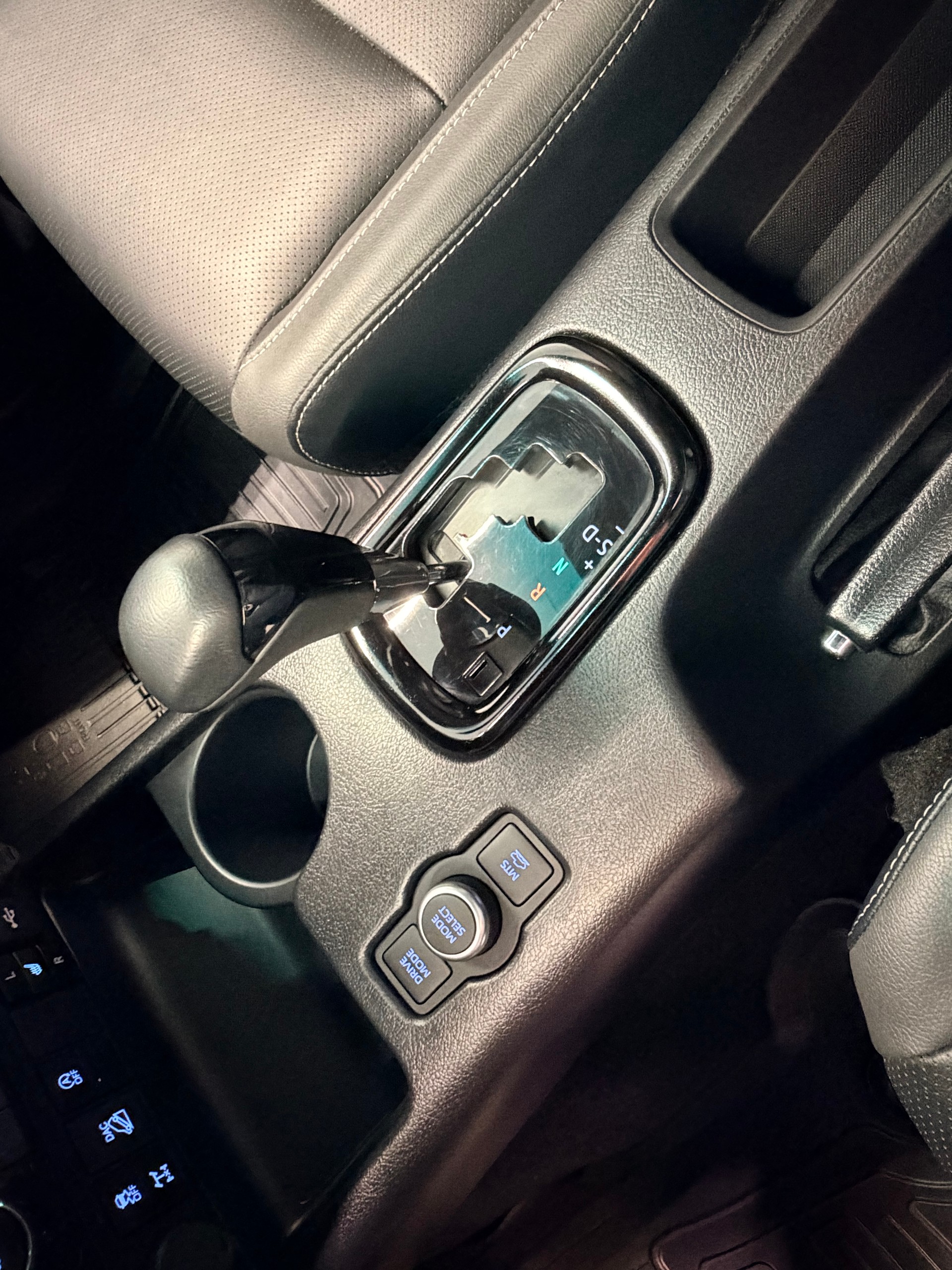 TOYOTA Hilux 2.8d MHEV Invincible Double Cab 4x4-image-21