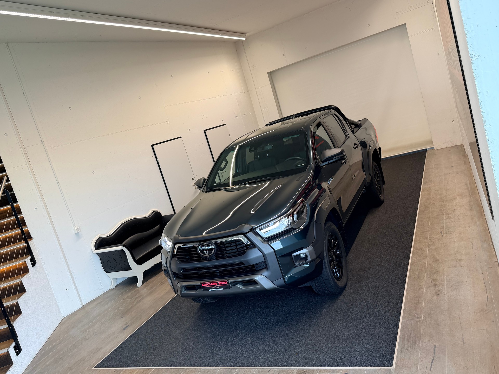 TOYOTA Hilux 2.8d MHEV Invincible Double Cab 4x4-image-3