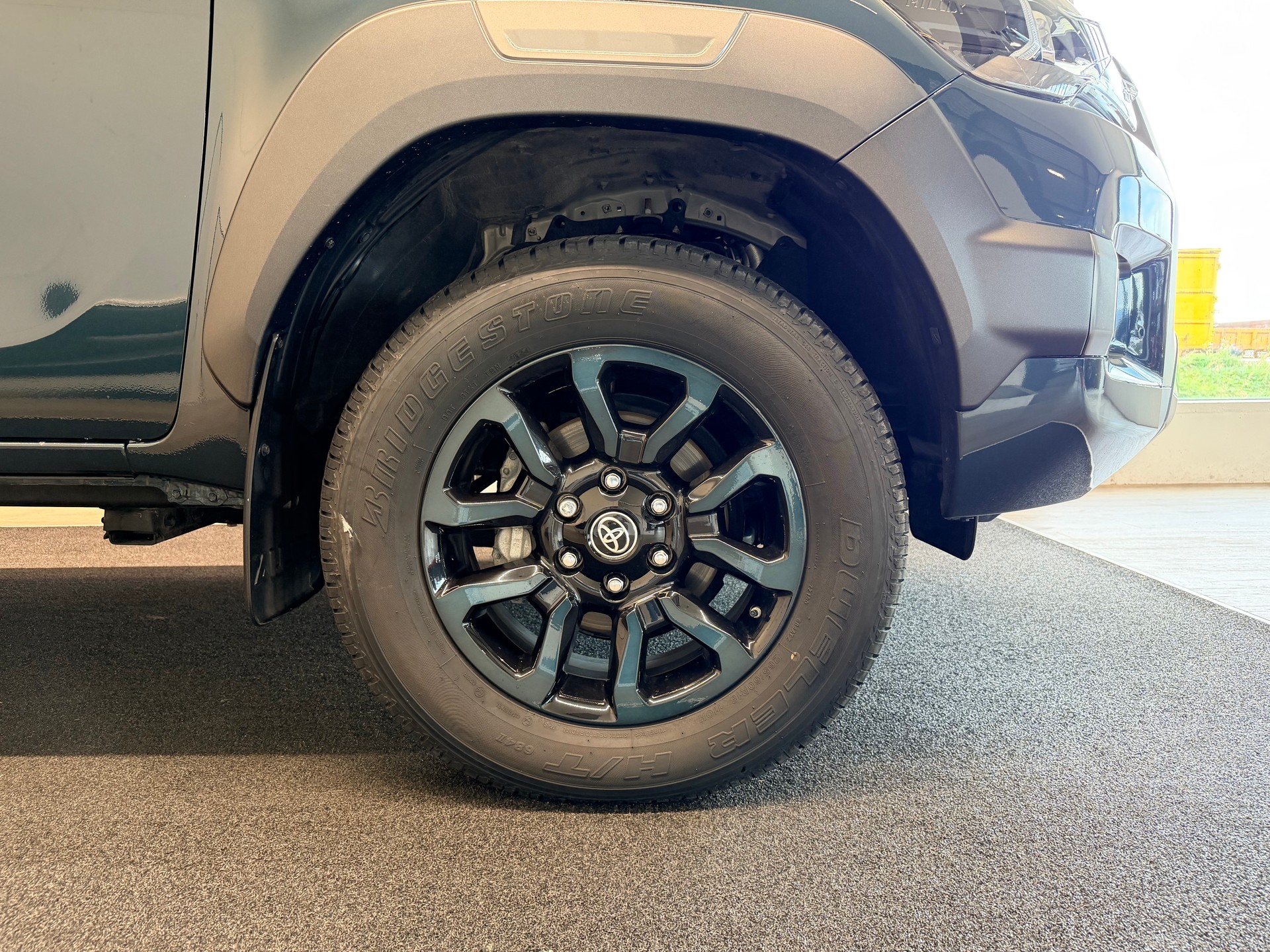 TOYOTA Hilux 2.8d MHEV Invincible Double Cab 4x4-image-5