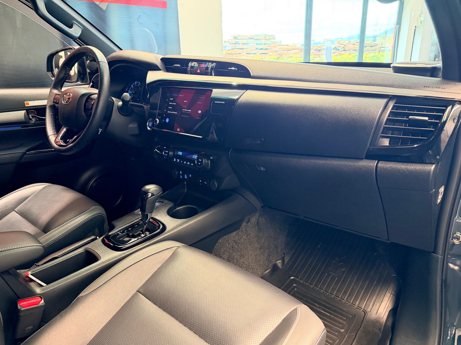 TOYOTA Hilux 2.8d MHEV Invincible Double Cab 4x4-image-18