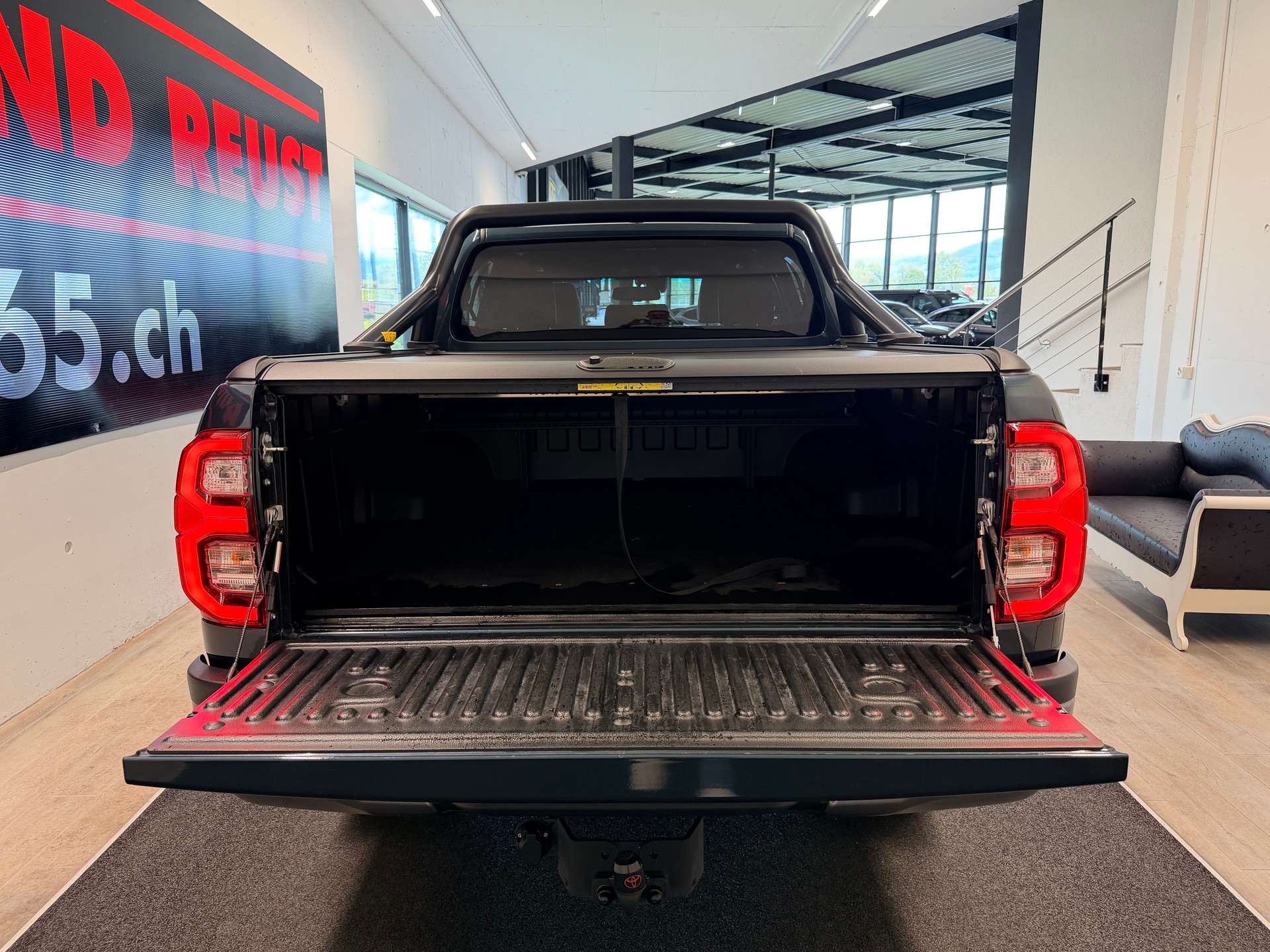 TOYOTA Hilux 2.8d MHEV Invincible Double Cab 4x4-image-10
