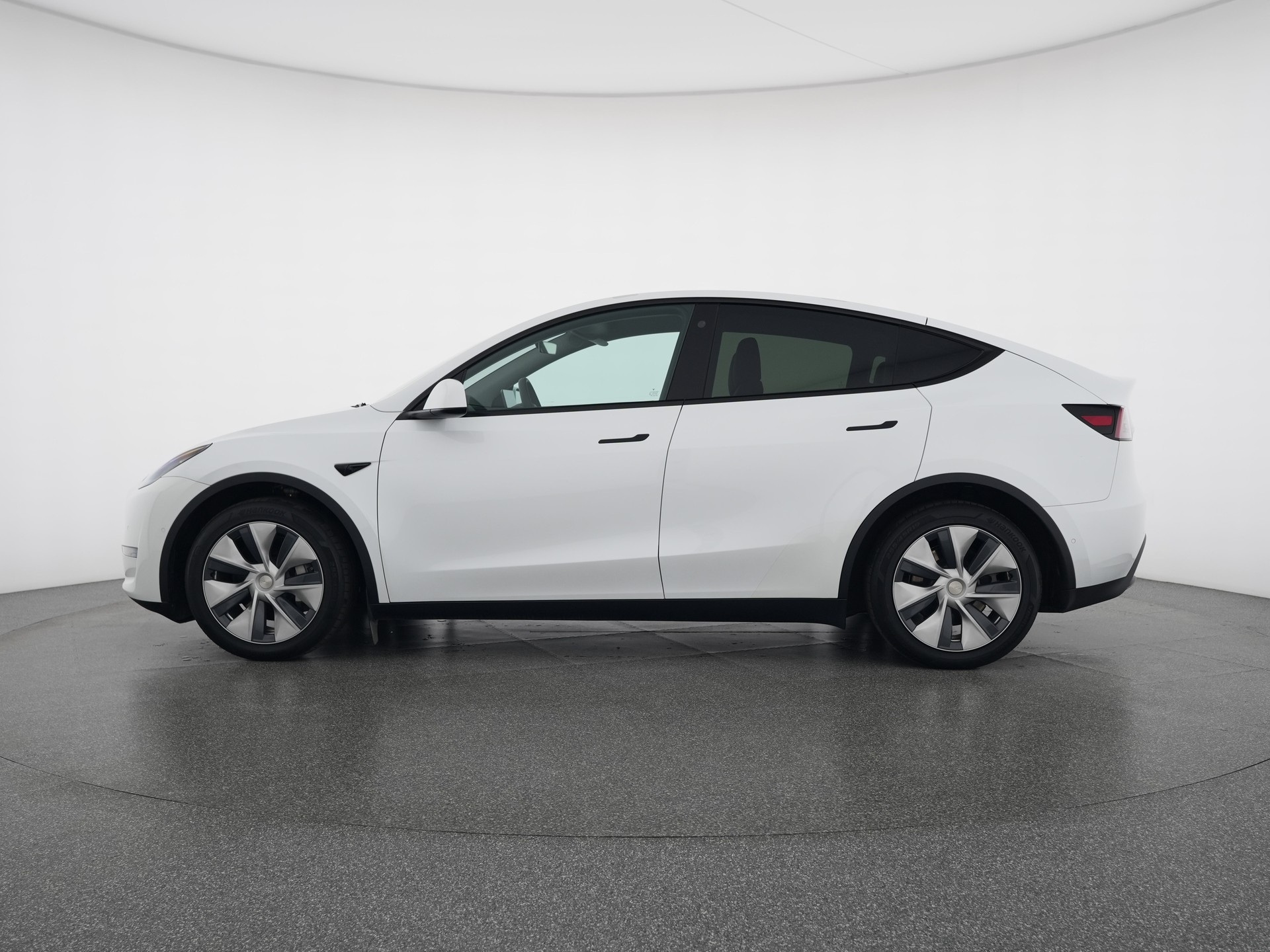 TESLA Model Y Long Range-image-1