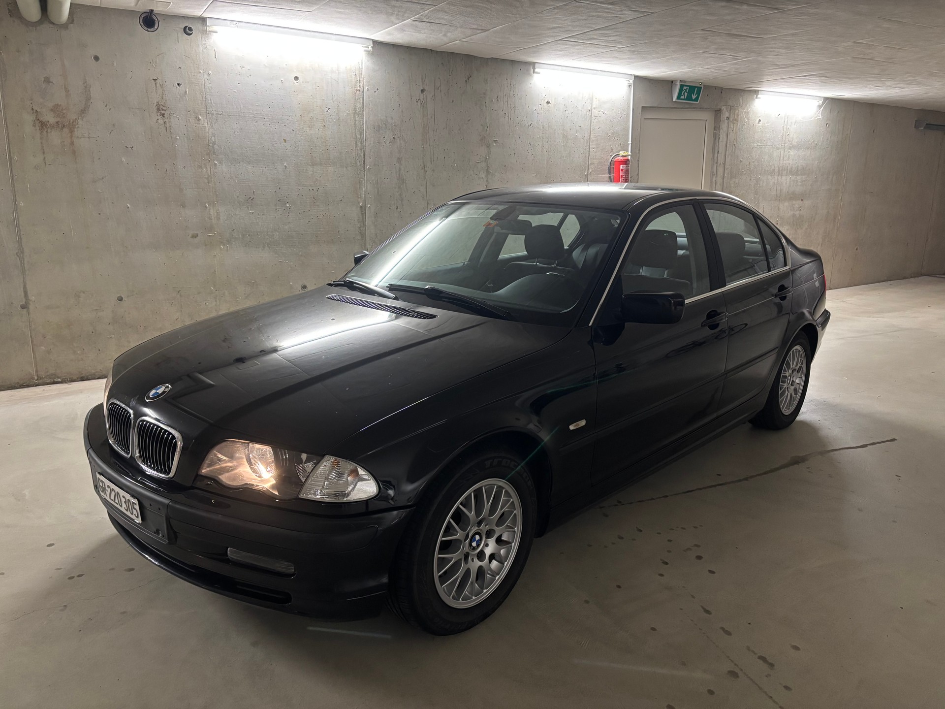 BMW 320i-image-4