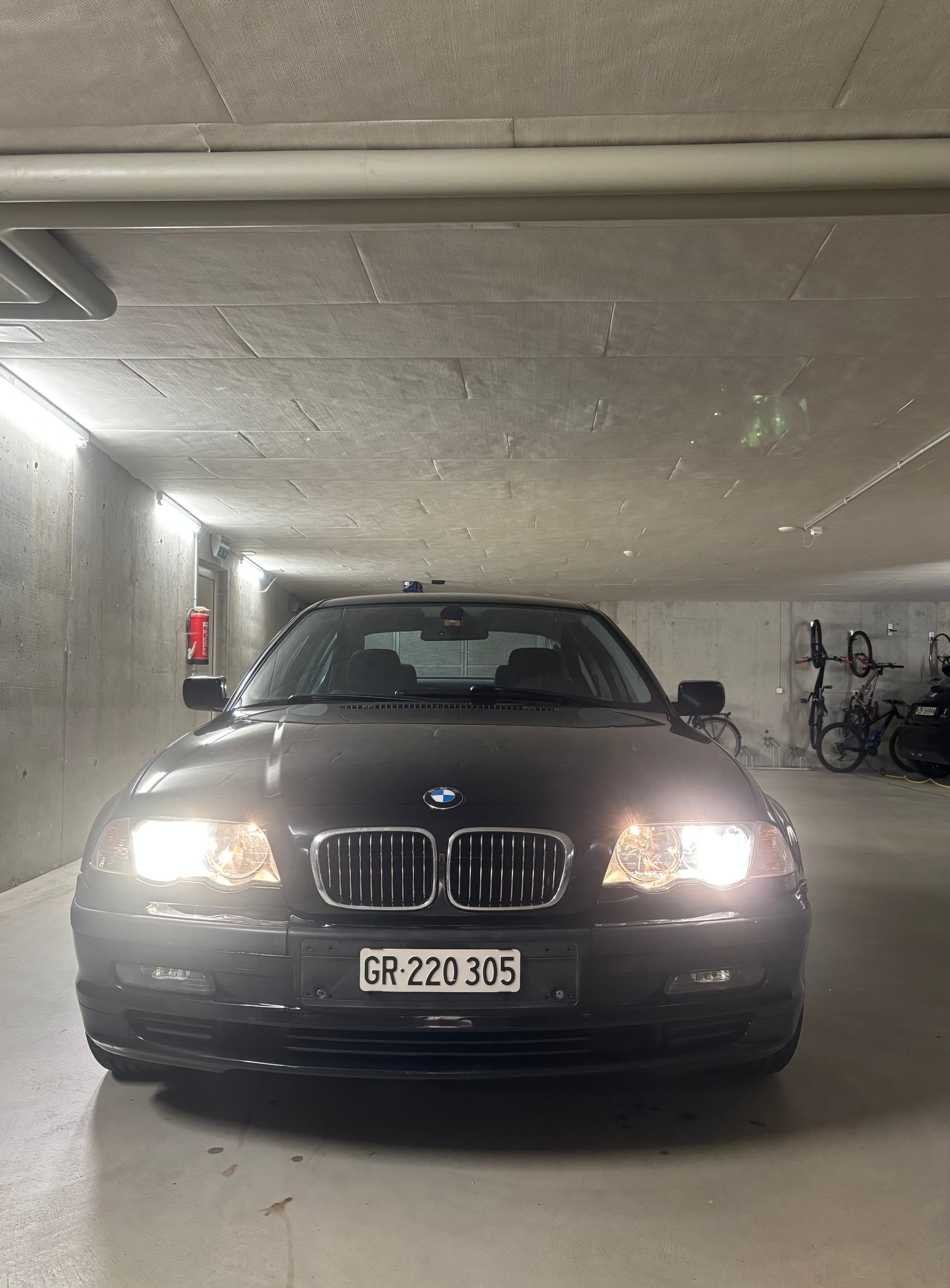 BMW 320i-image-0