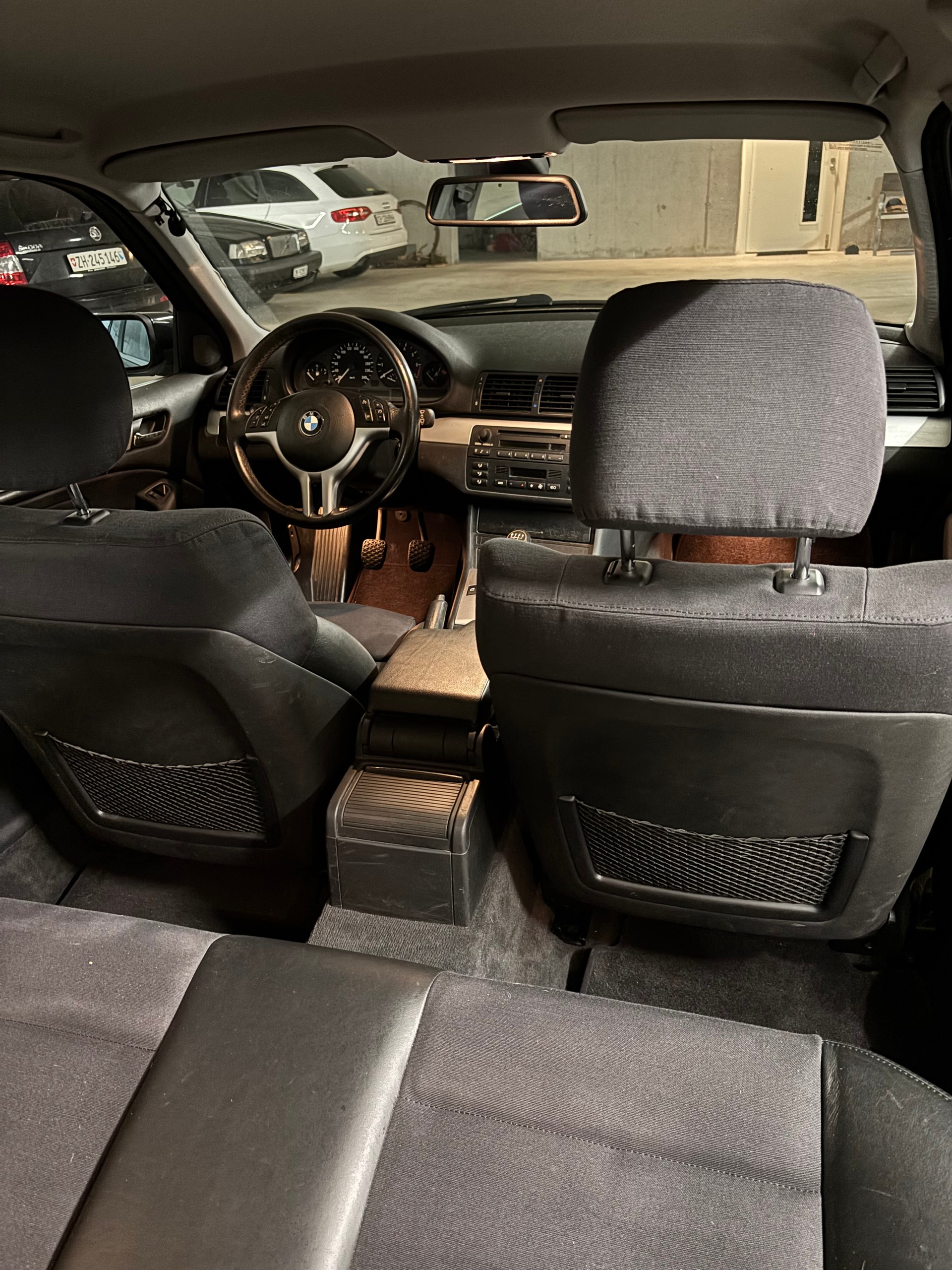 BMW 320i-image-16