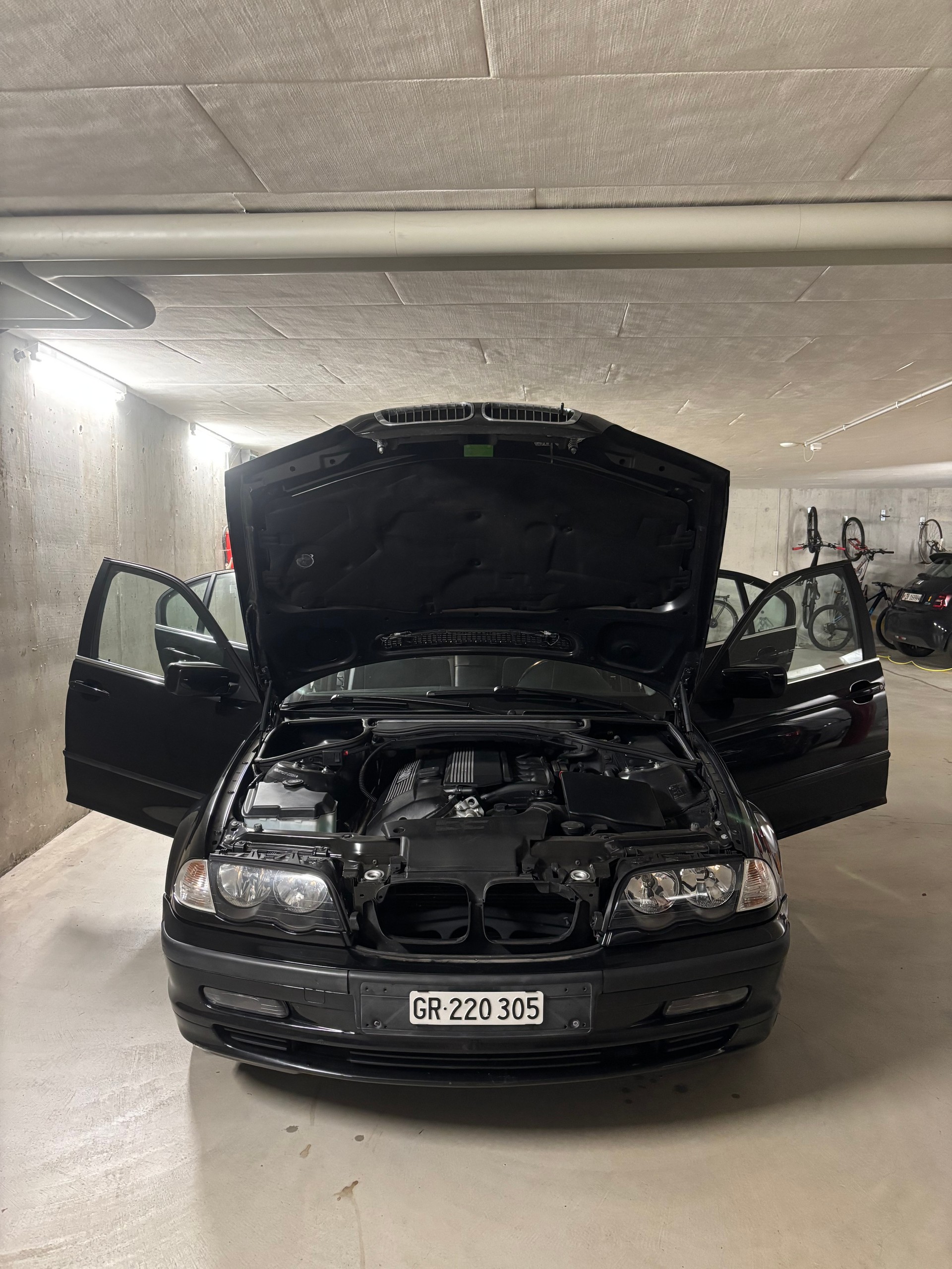 BMW 320i-image-2