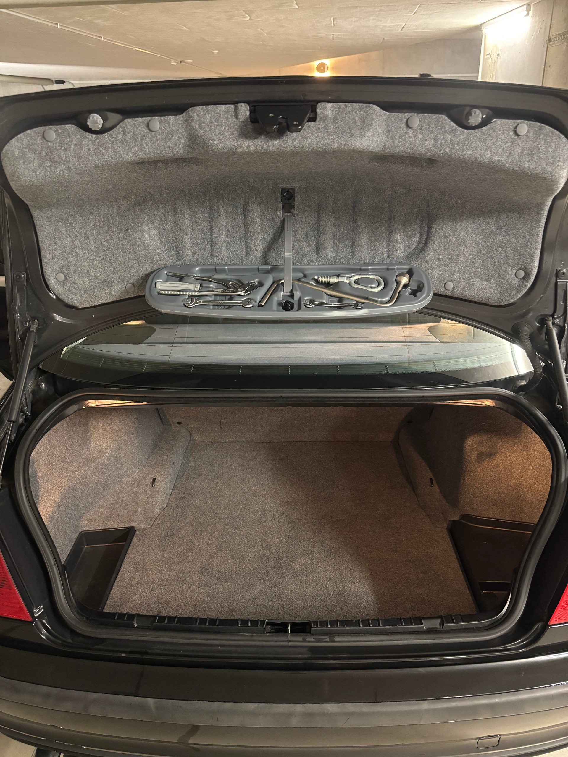 BMW 320i-image-7