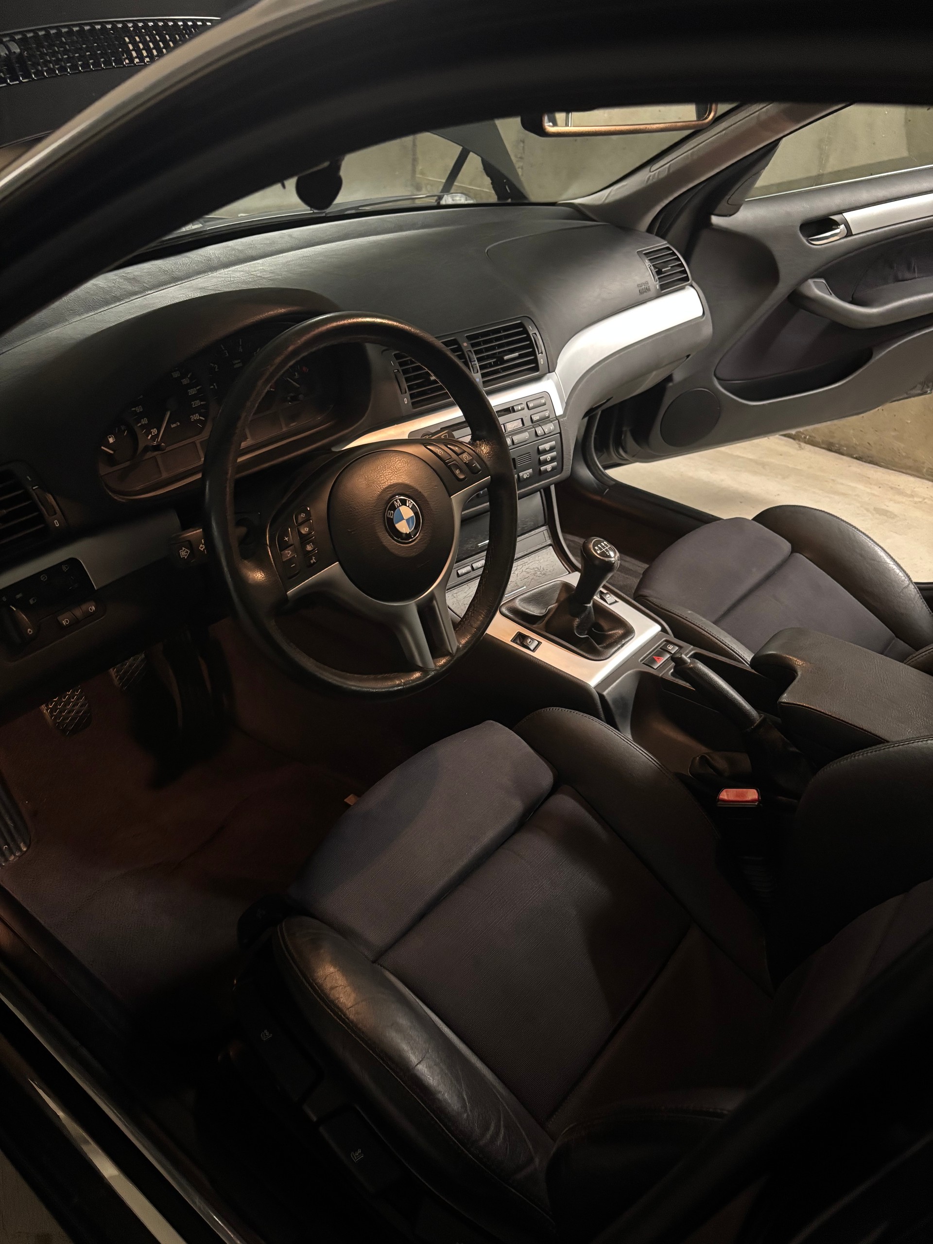 BMW 320i-image-10