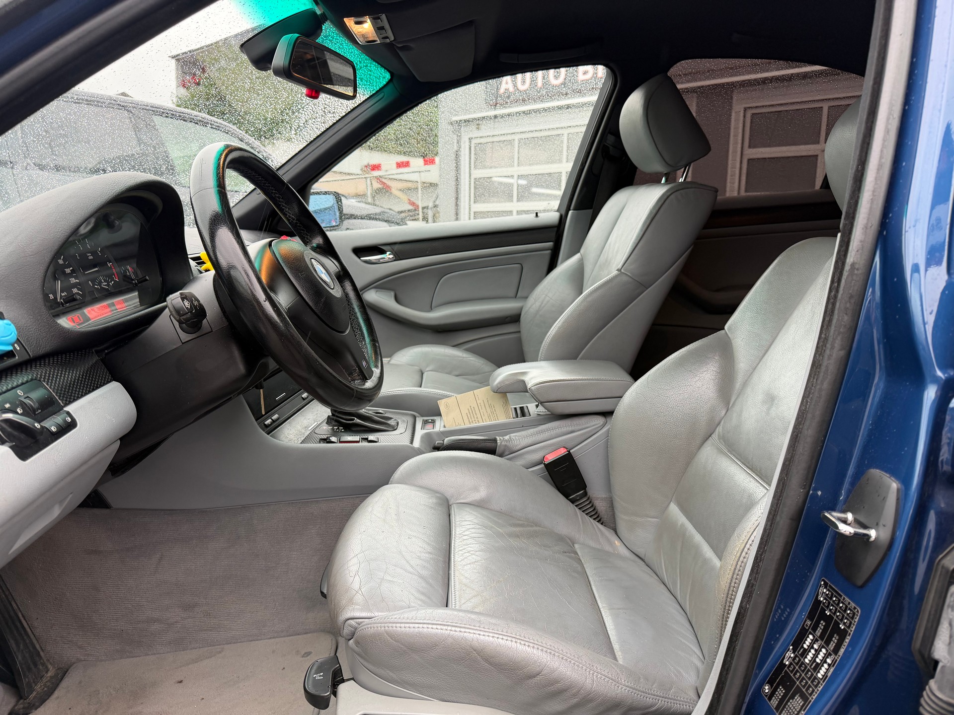 BMW 325i-image-5