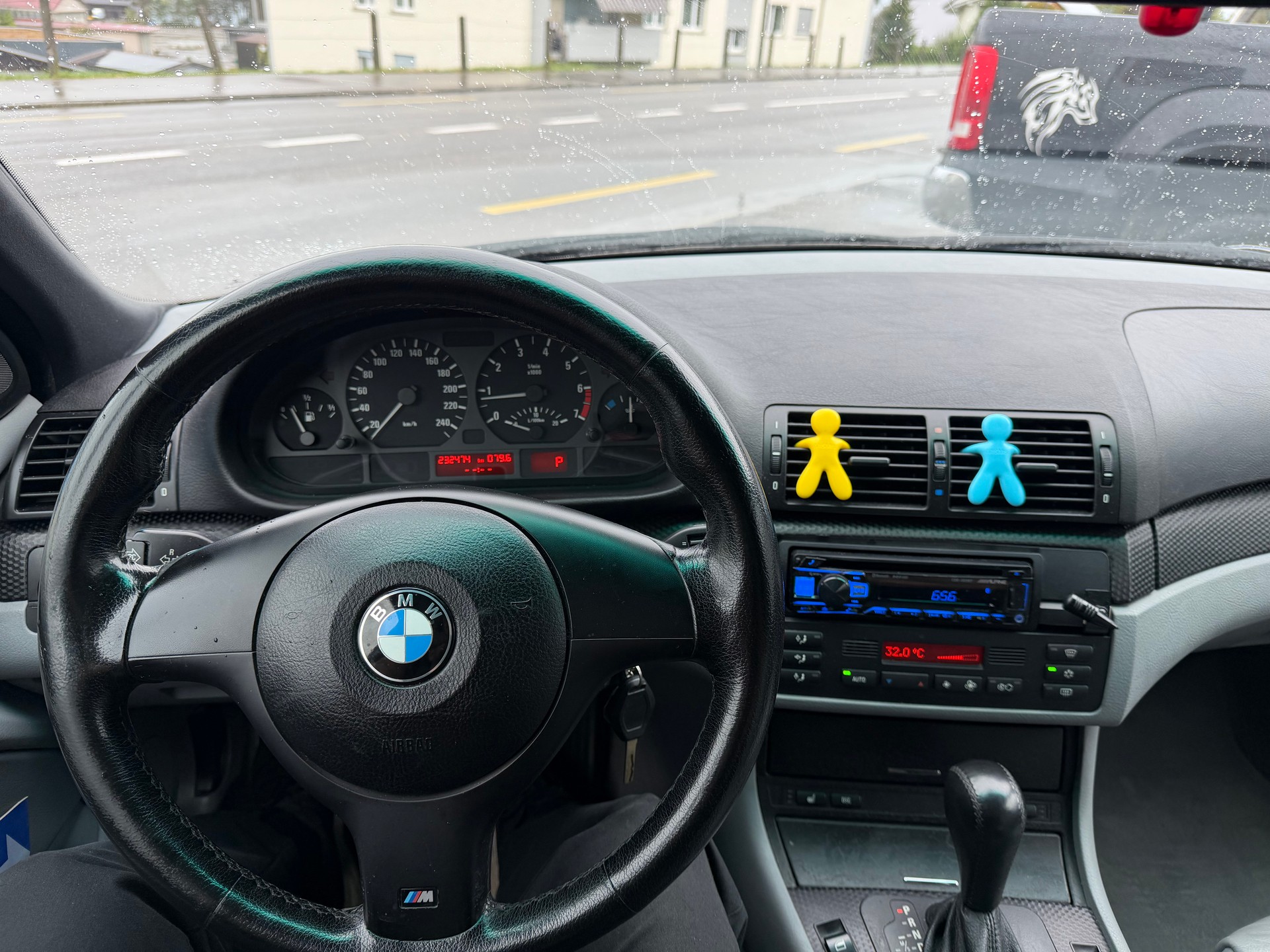 BMW 325i-image-4