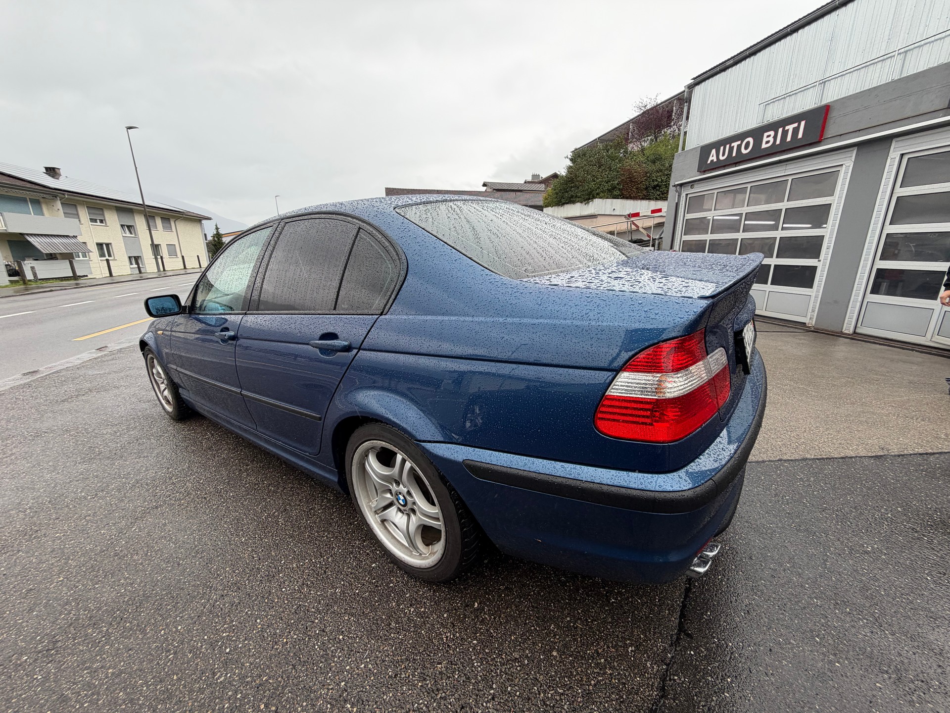 BMW 325i-image-3